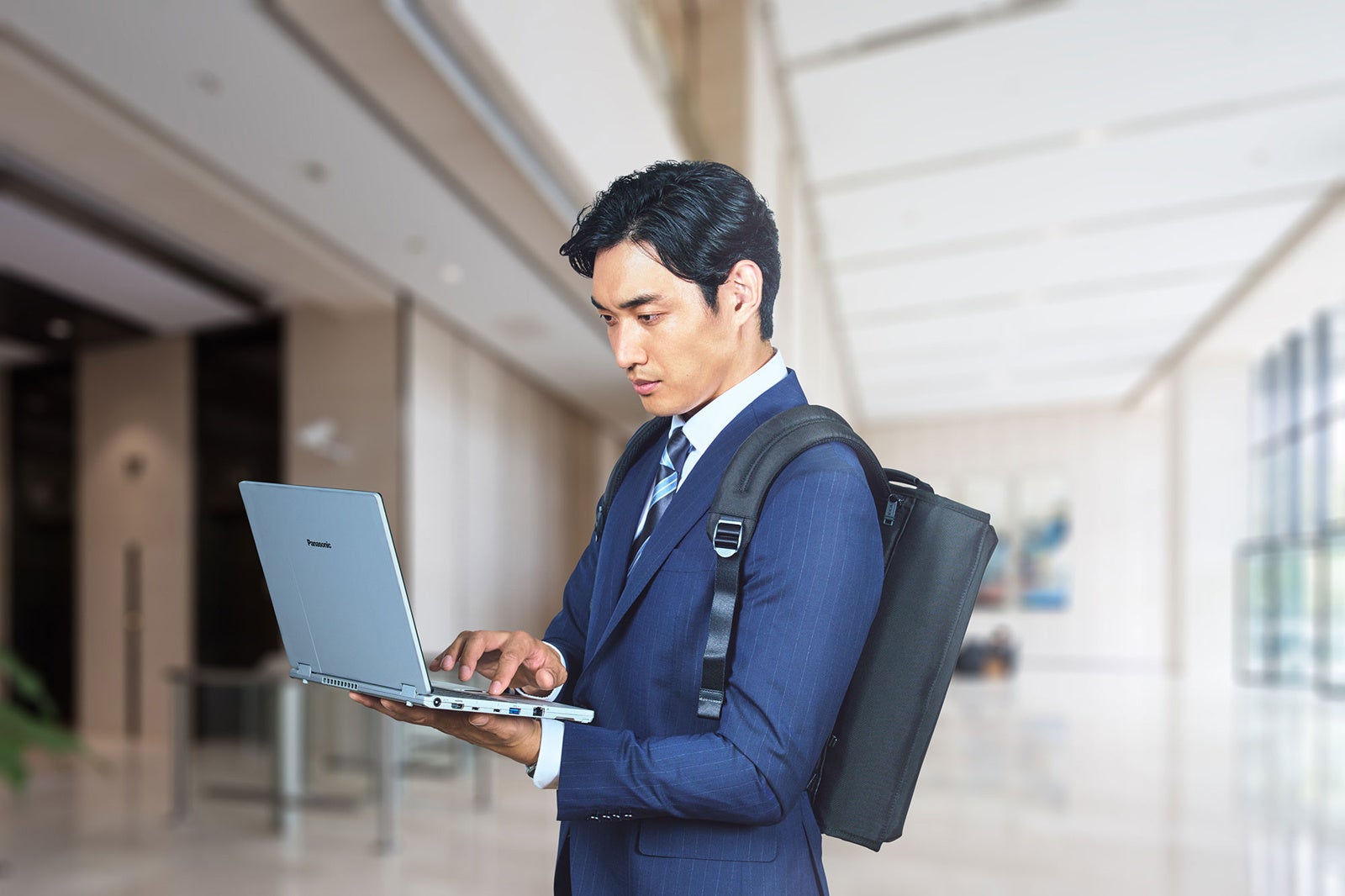 コンパクトモバイル レッツノート「SR」シリーズ 利用シーン（男性 モバイル）