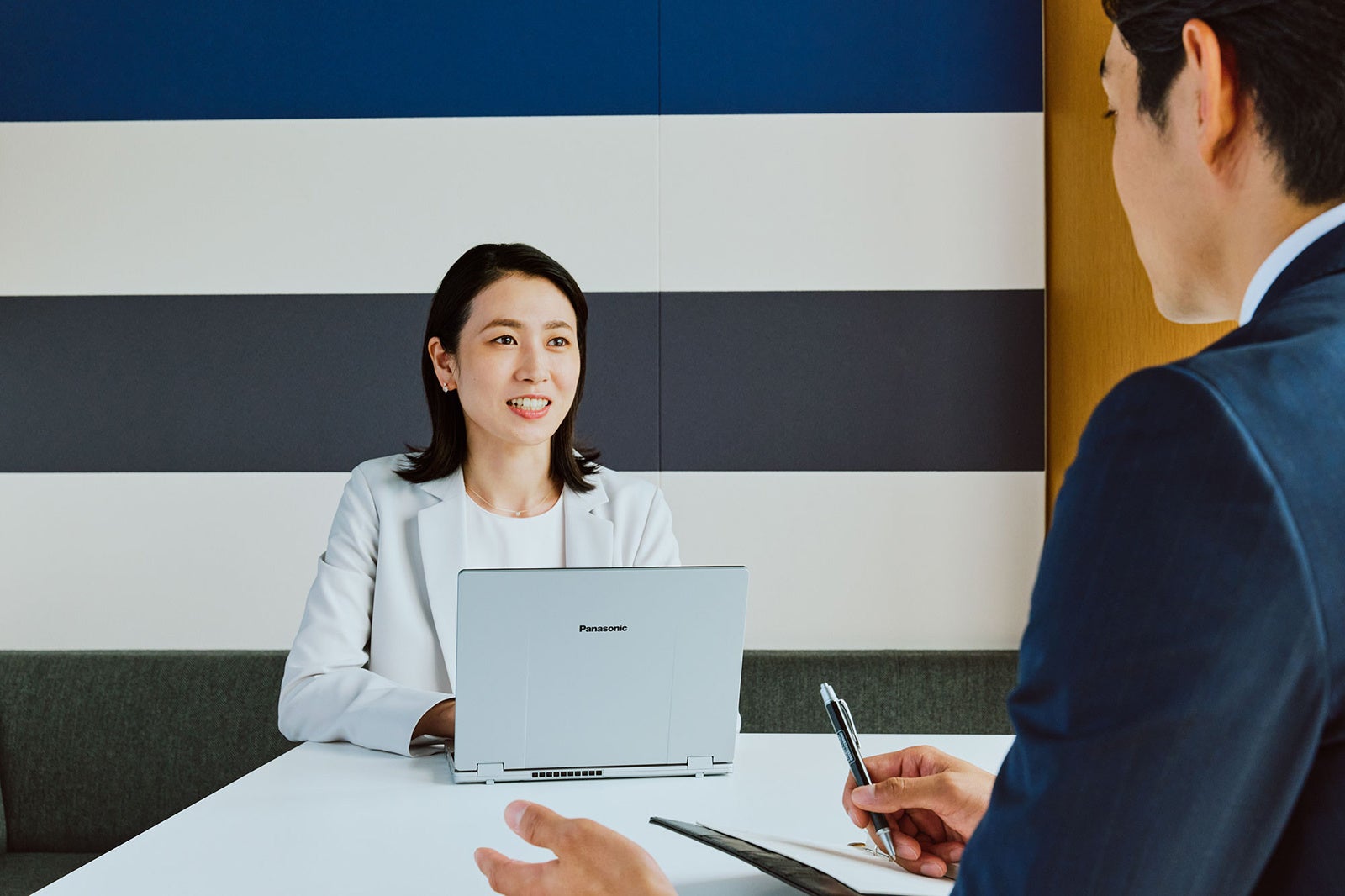 コンパクトモバイル レッツノート「SR」シリーズ 利用シーン（女性 打ち合わせ）