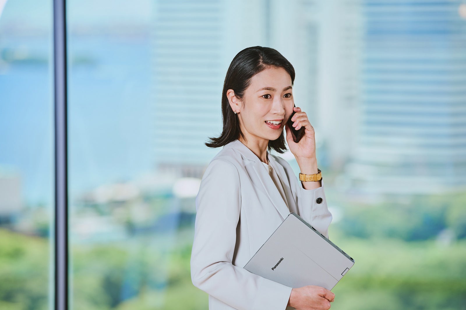 モバイルノートパソコン「カスタマイズレッツノート」 SR 女性