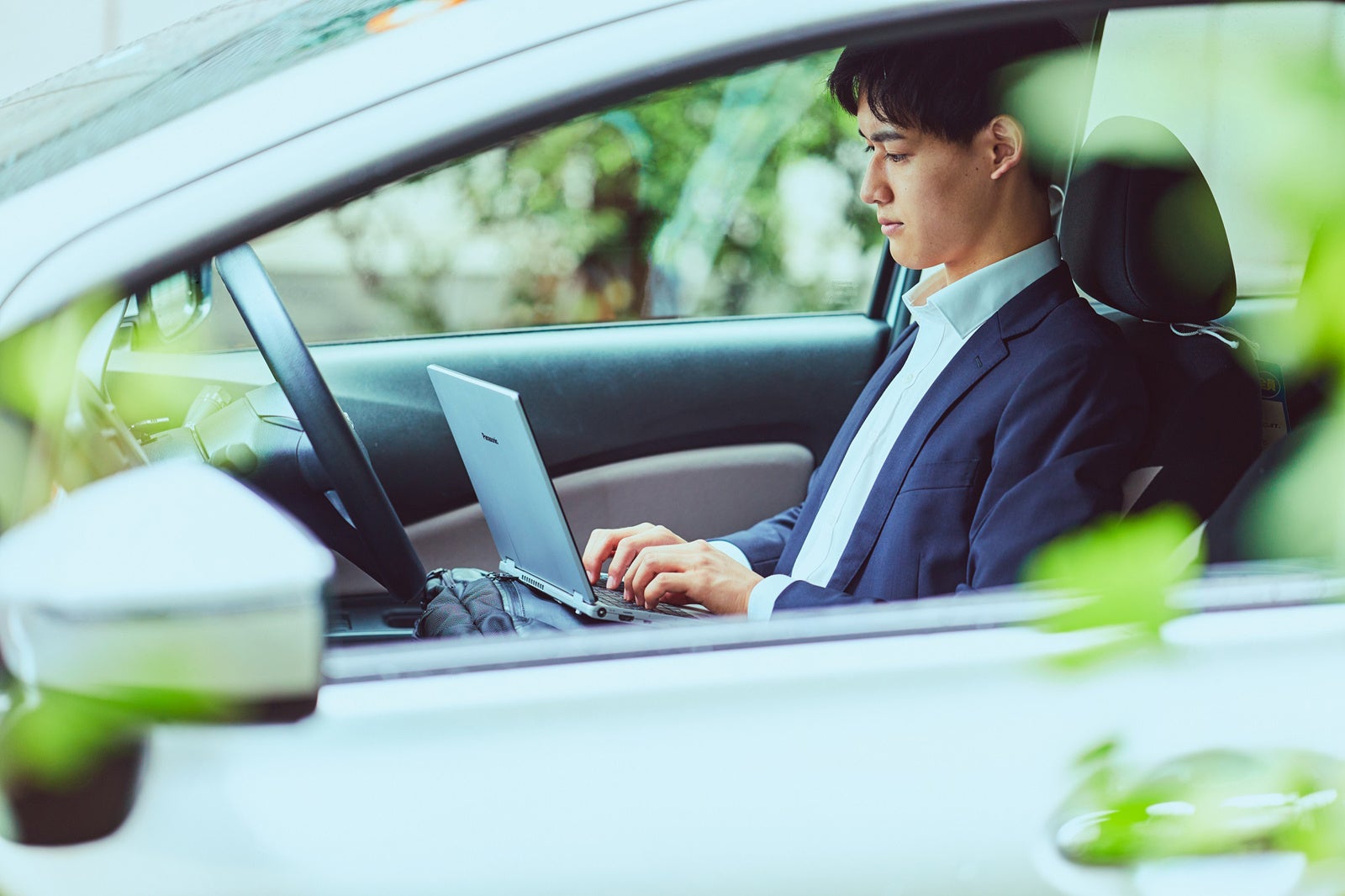 モバイルノートパソコン「カスタマイズレッツノート」 SR 利用シーン 車内