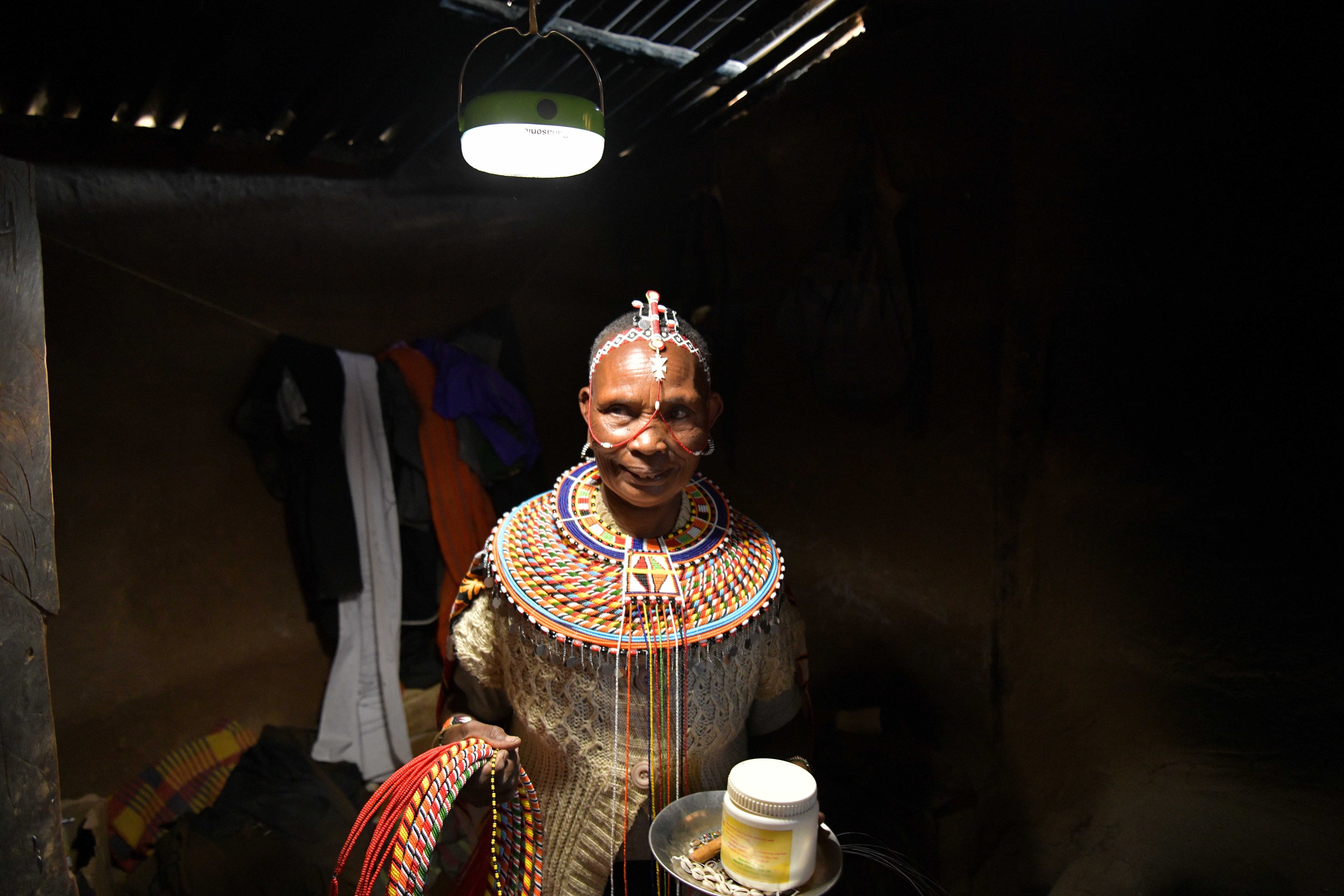 部屋にランタンのあかりが灯る様子