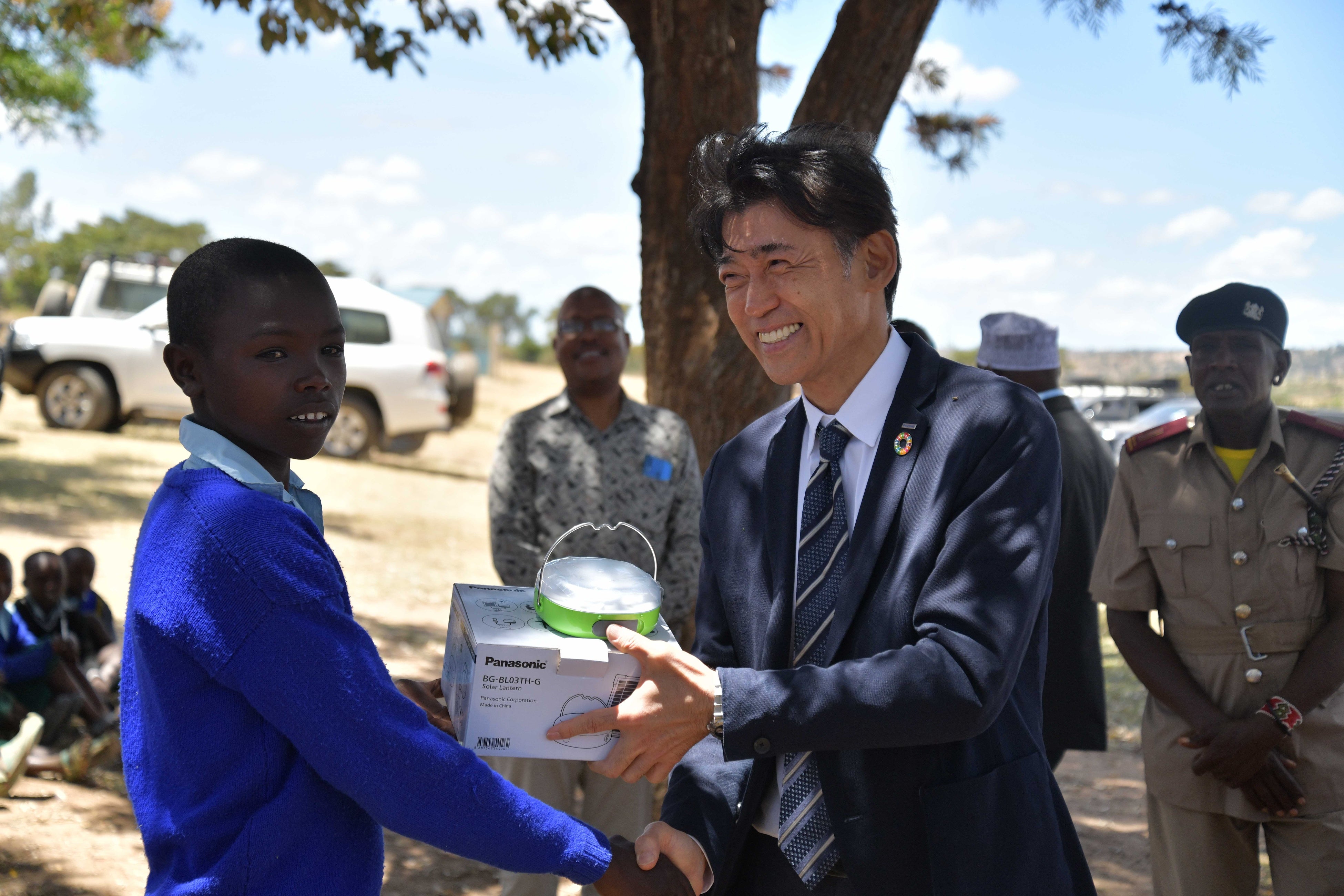 子ども達にランタンを寄贈