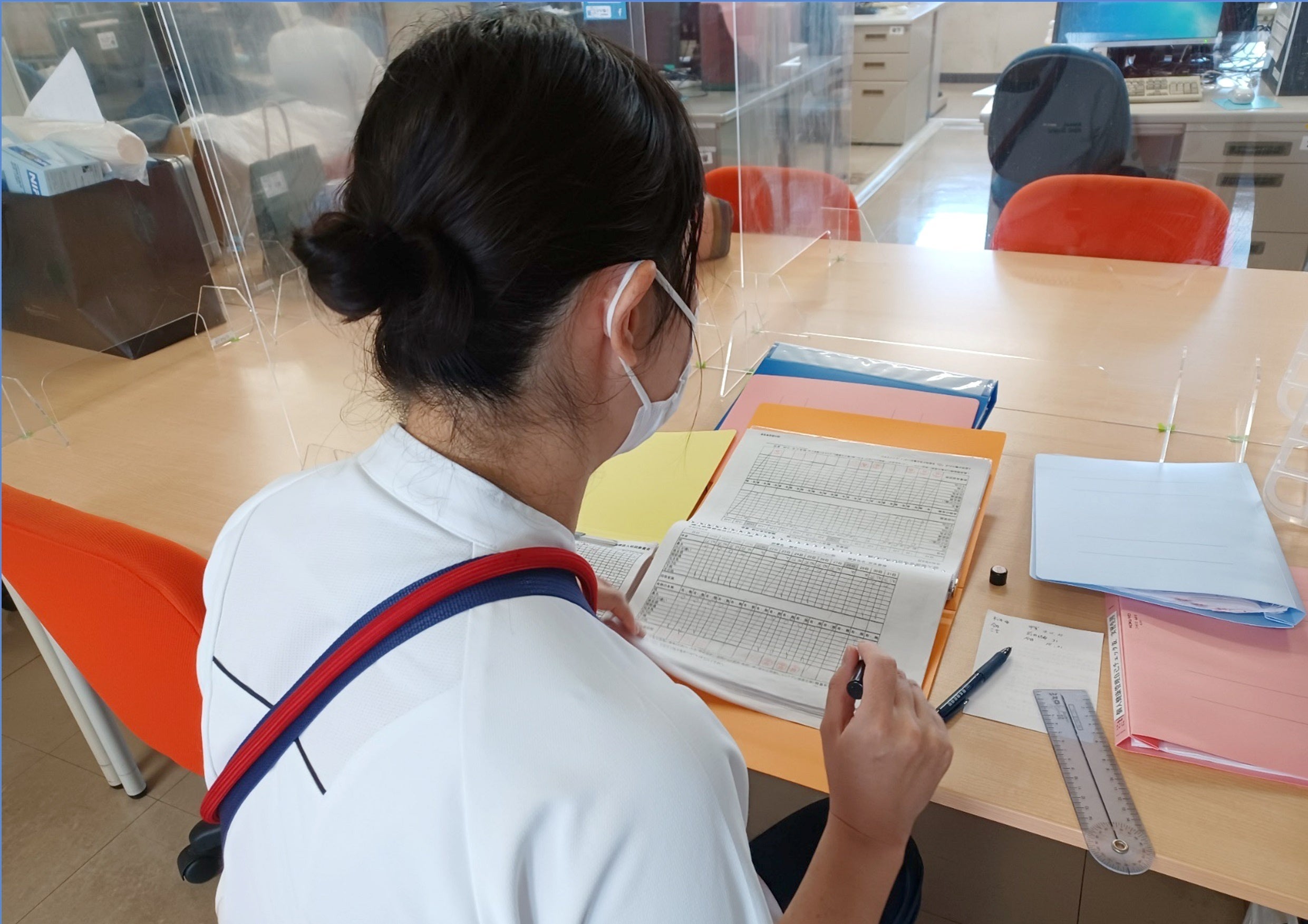図2. シートをチェックする管理職スタッフ