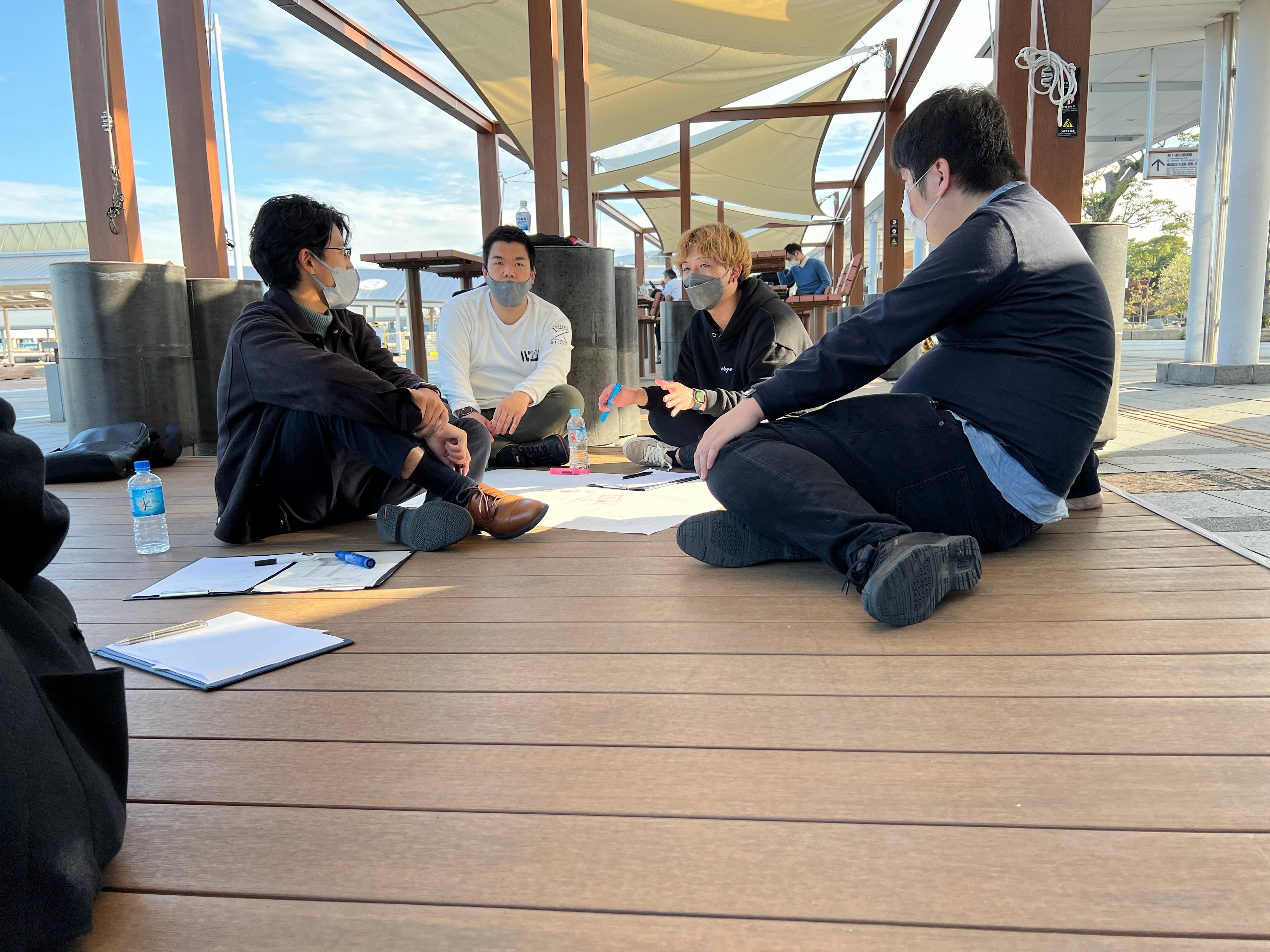 青空の下、高松港でツアーでの学びを共有