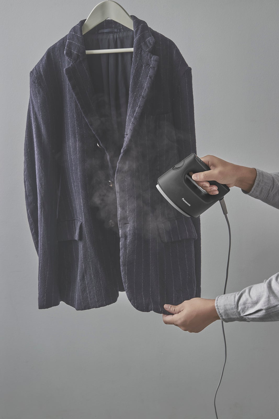 「衣類スチーマー NI-FS790」使用シーン ハンガーにかけたまま、サッとシワ・ニオイとり