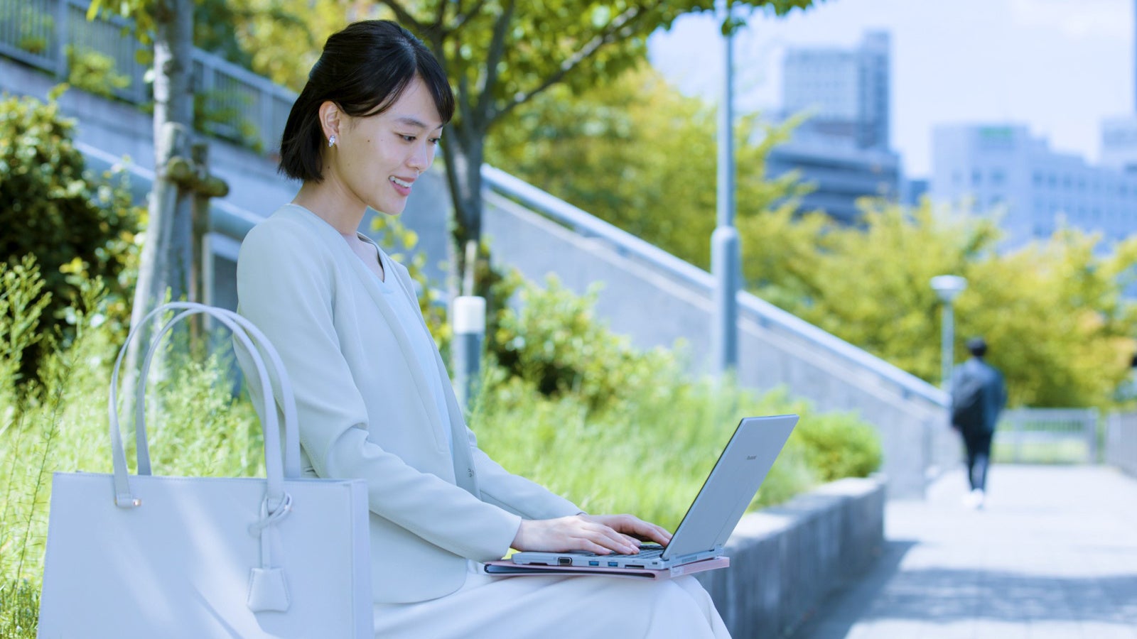 モバイルレッツノートの使用シーン 外出時パソコン「レッツノート」法人向けモデル