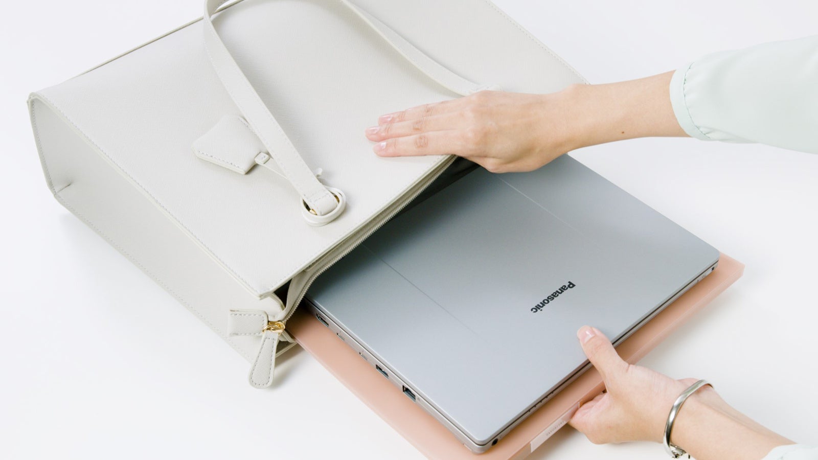 コンパクトでカバンに入れやすいレッツノートSR