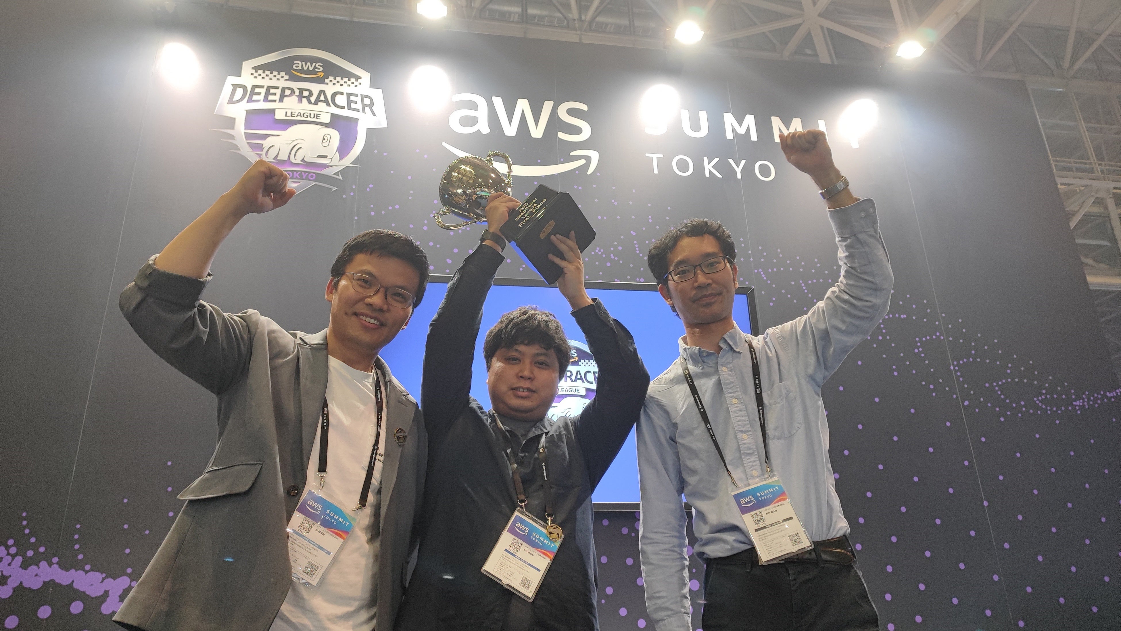 優勝を喜ぶ、パナソニックITSのメンバー