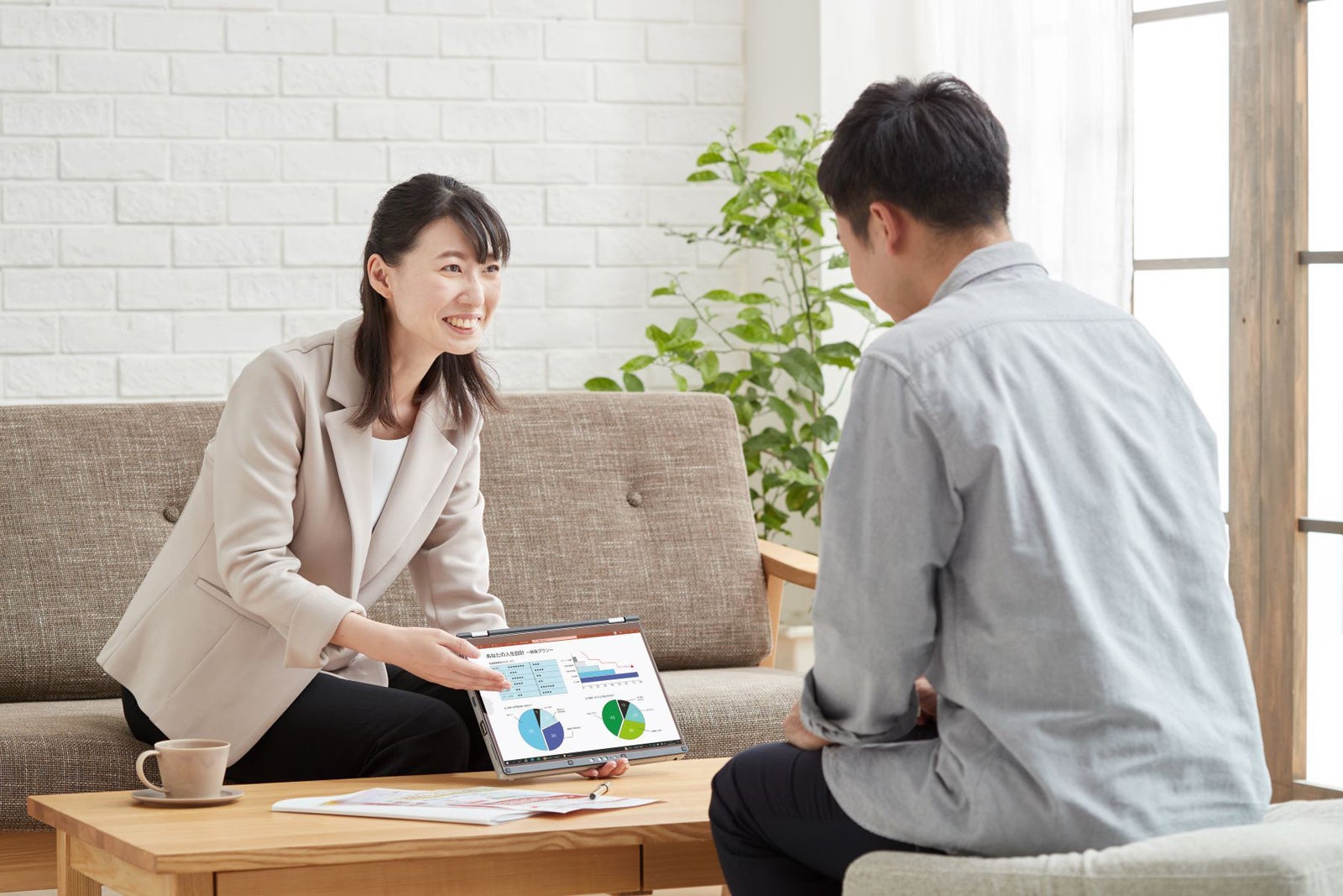 保険会社の営業でのシーン画像