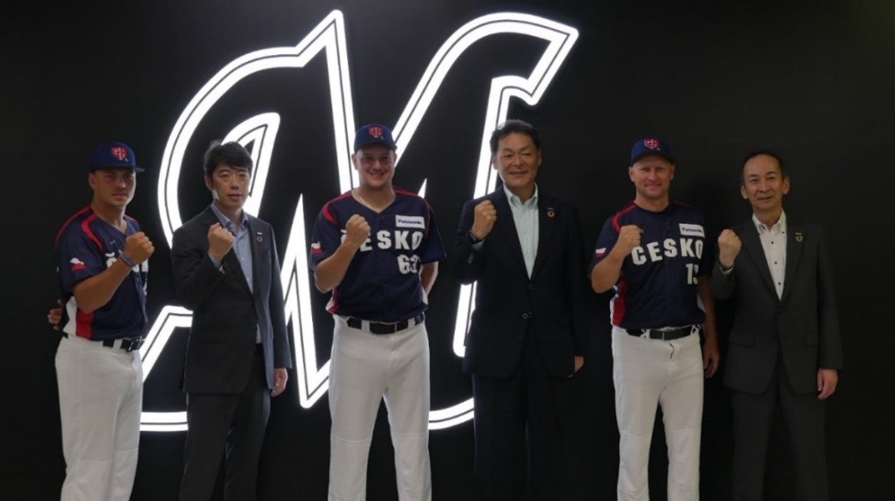 （左から、ムジーク選手、小松原常務、エルコリ選手、道浦社長、ハジム監督、小笠原副社長）