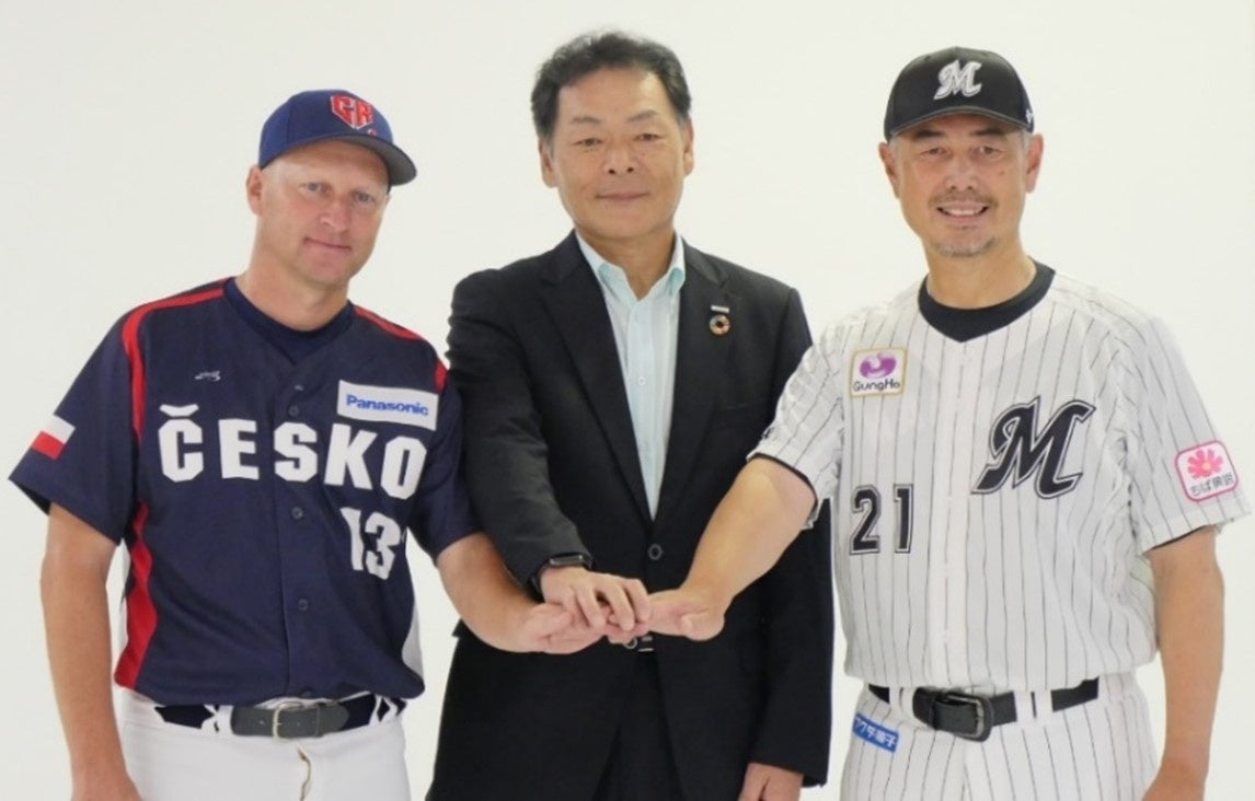 （左から、ハジム監督、道浦社長、吉井監督）