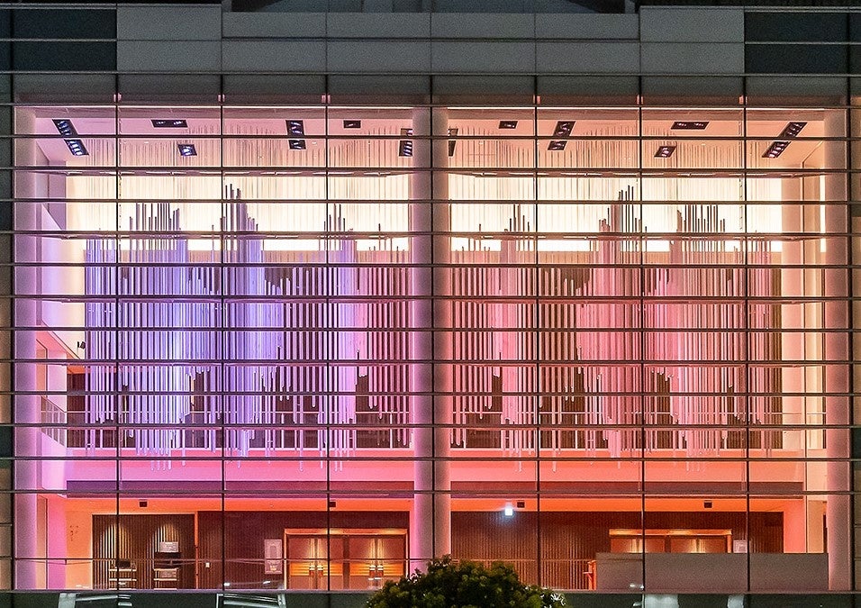 屋外から見たモニュメント