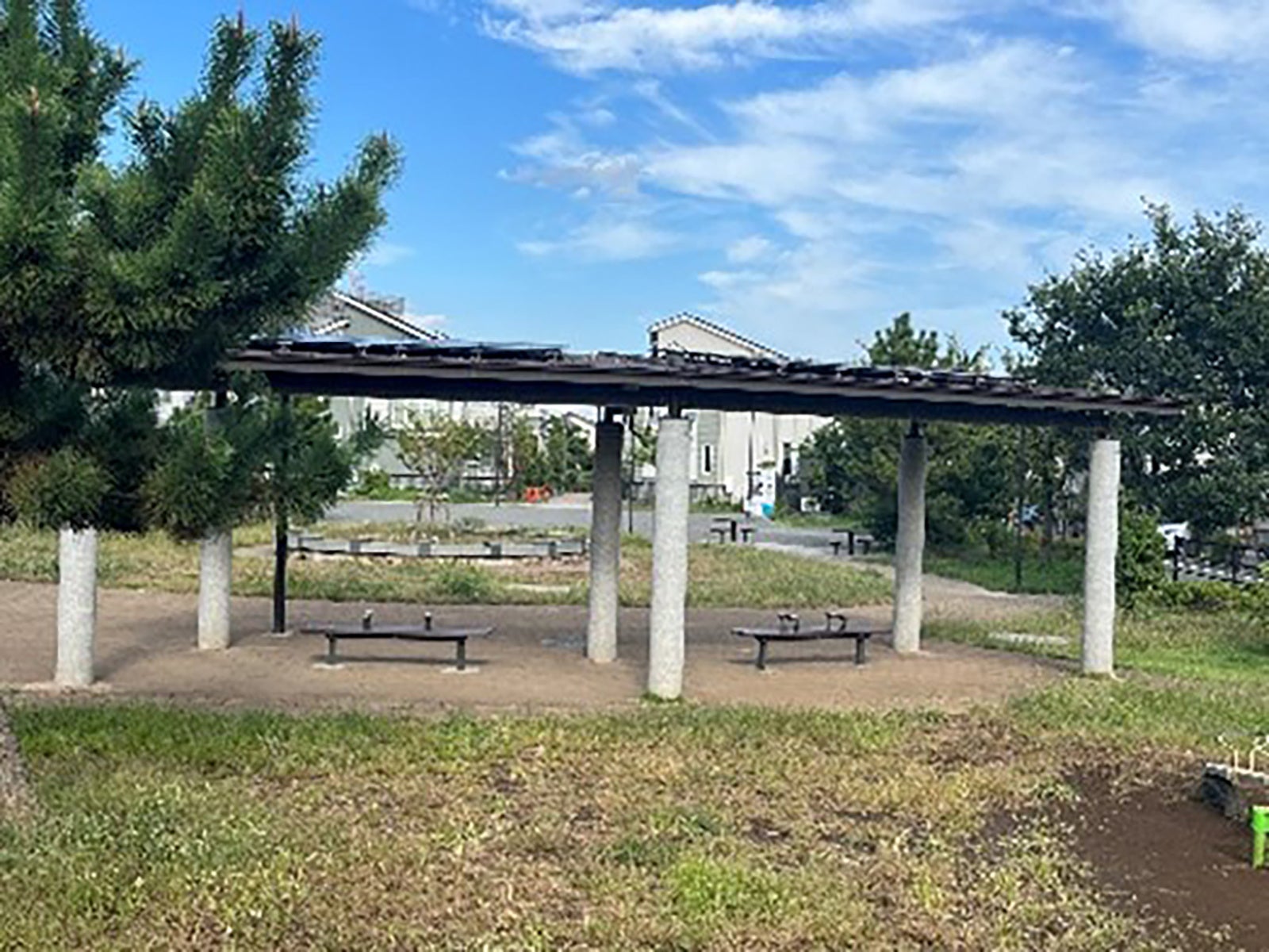 公園内に設置されたPanasonic製太陽光パネルで発電