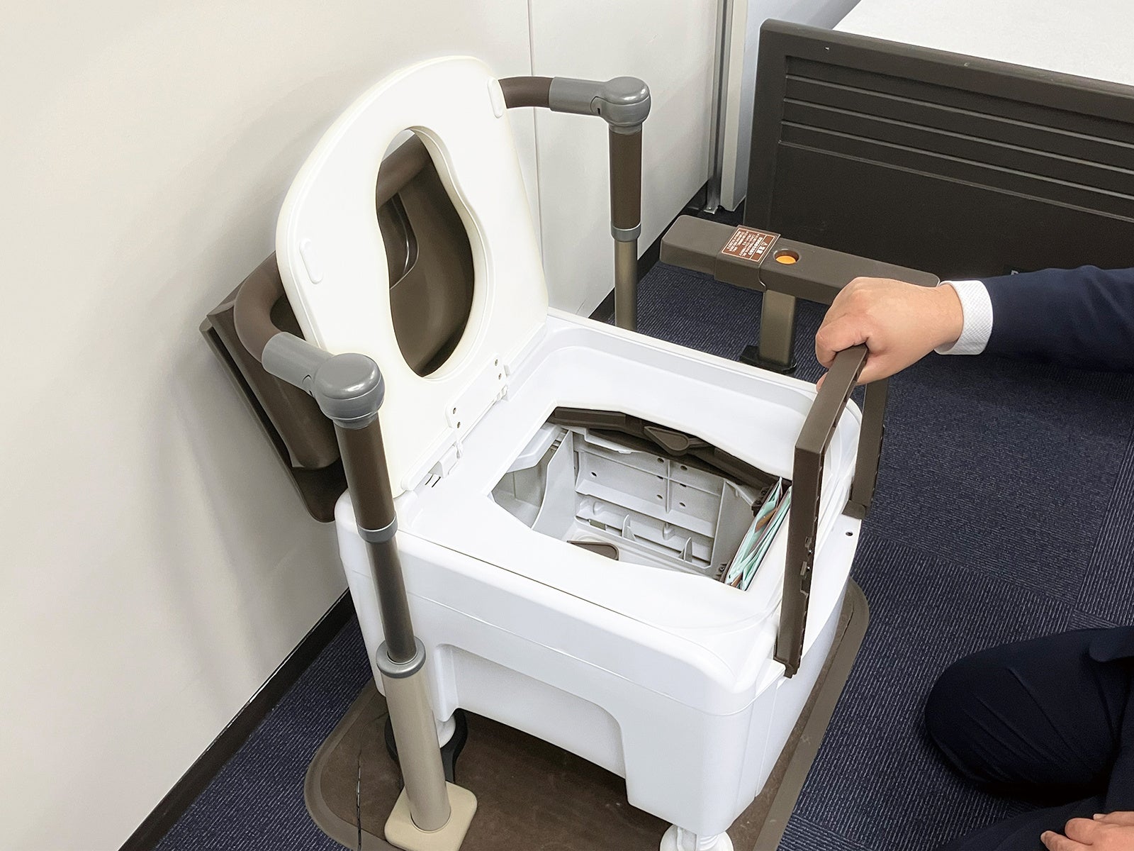 【値下げしました】【美品】パナソニック　ポータブルトイレ(座楽)ラフィーネ パナソニック ポータブルトイレ 座楽 ラフィーネ前後傾斜脚なし