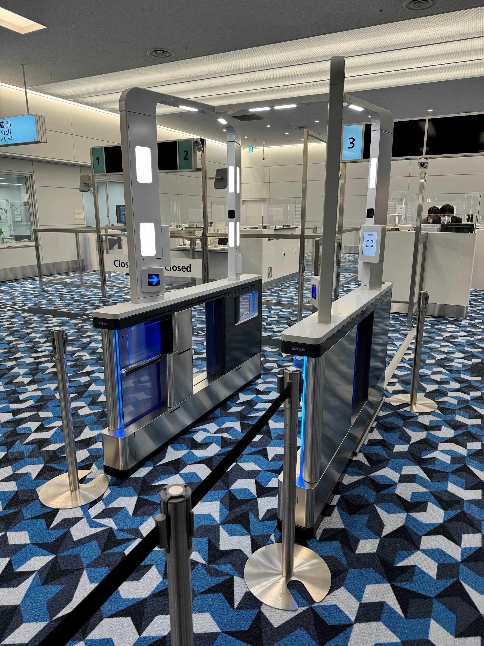 ▲羽田空港第2ターミナルに設置されたウォークスルー型の顔認証改札機