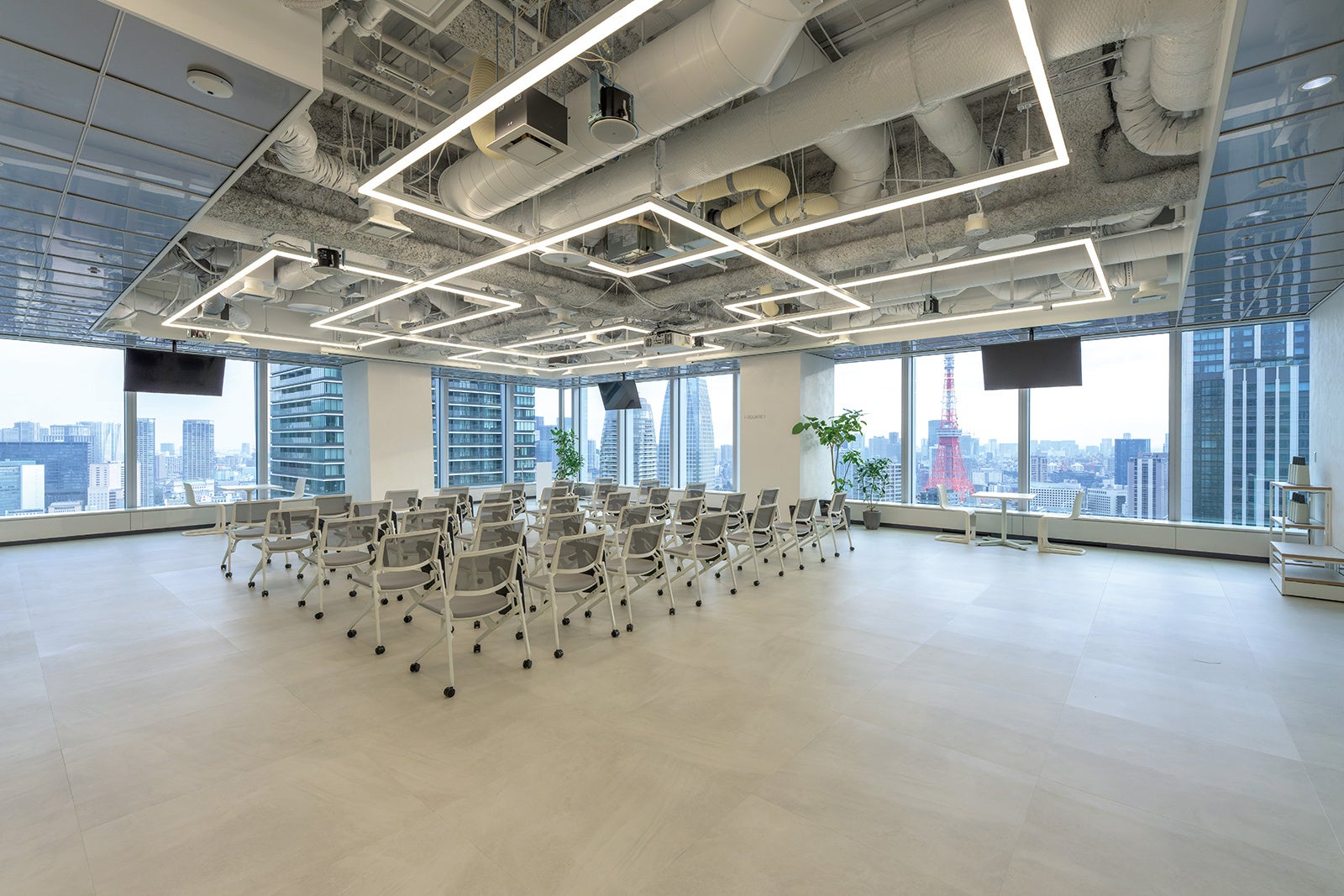 ステークホルダーとの共創を実現するオープンスペース・多目的エリア「i-SQUARE」