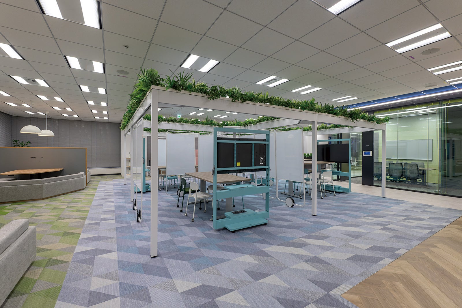 コラボレーションを加速する開放的なオフィス