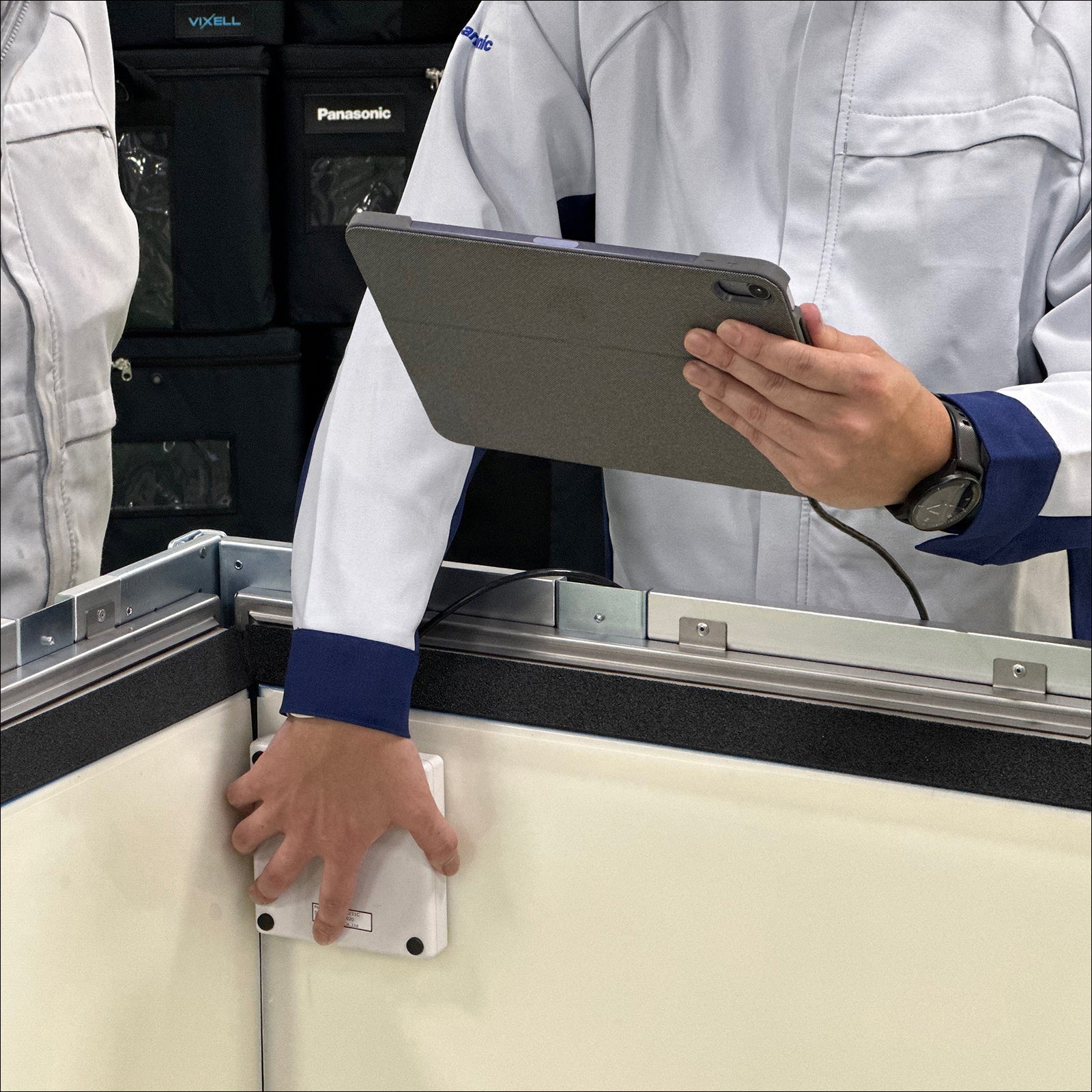 無線真空度センサーを搭載し、断熱性能の良否を出荷前に瞬時に判定可能