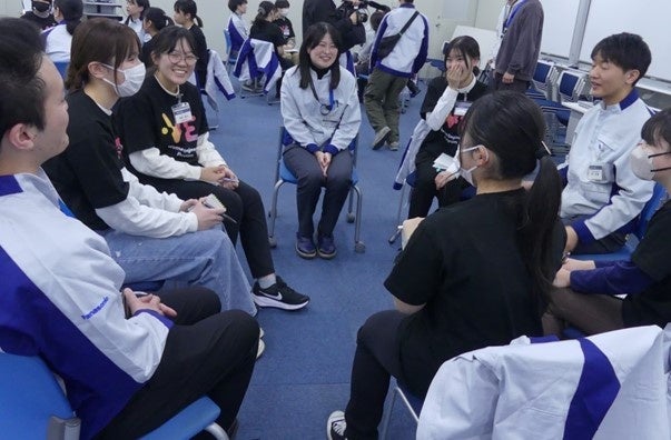 女性先輩社員も交えた懇談会の様子