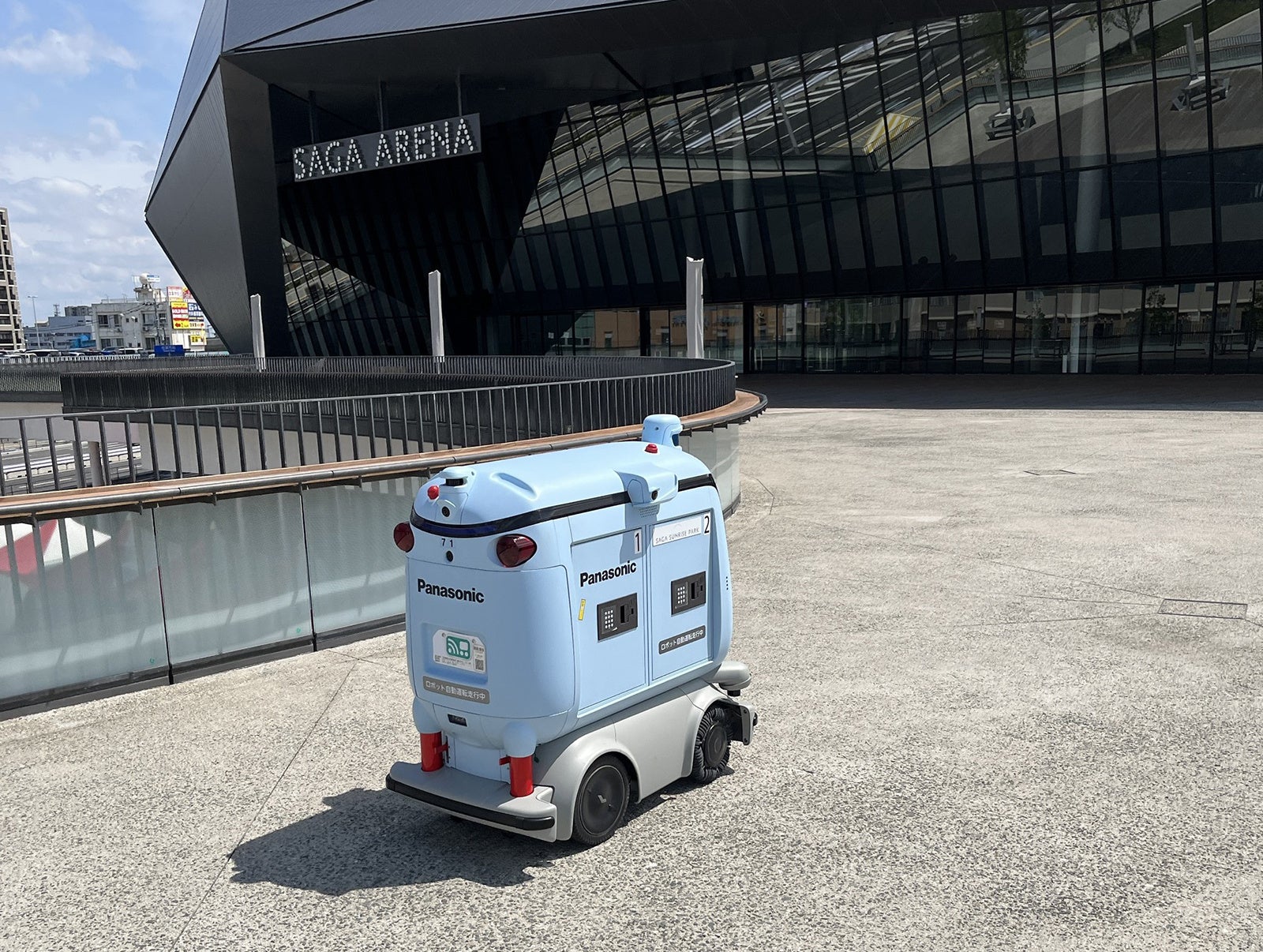 SAGAアリーナ前を走行するハコボ