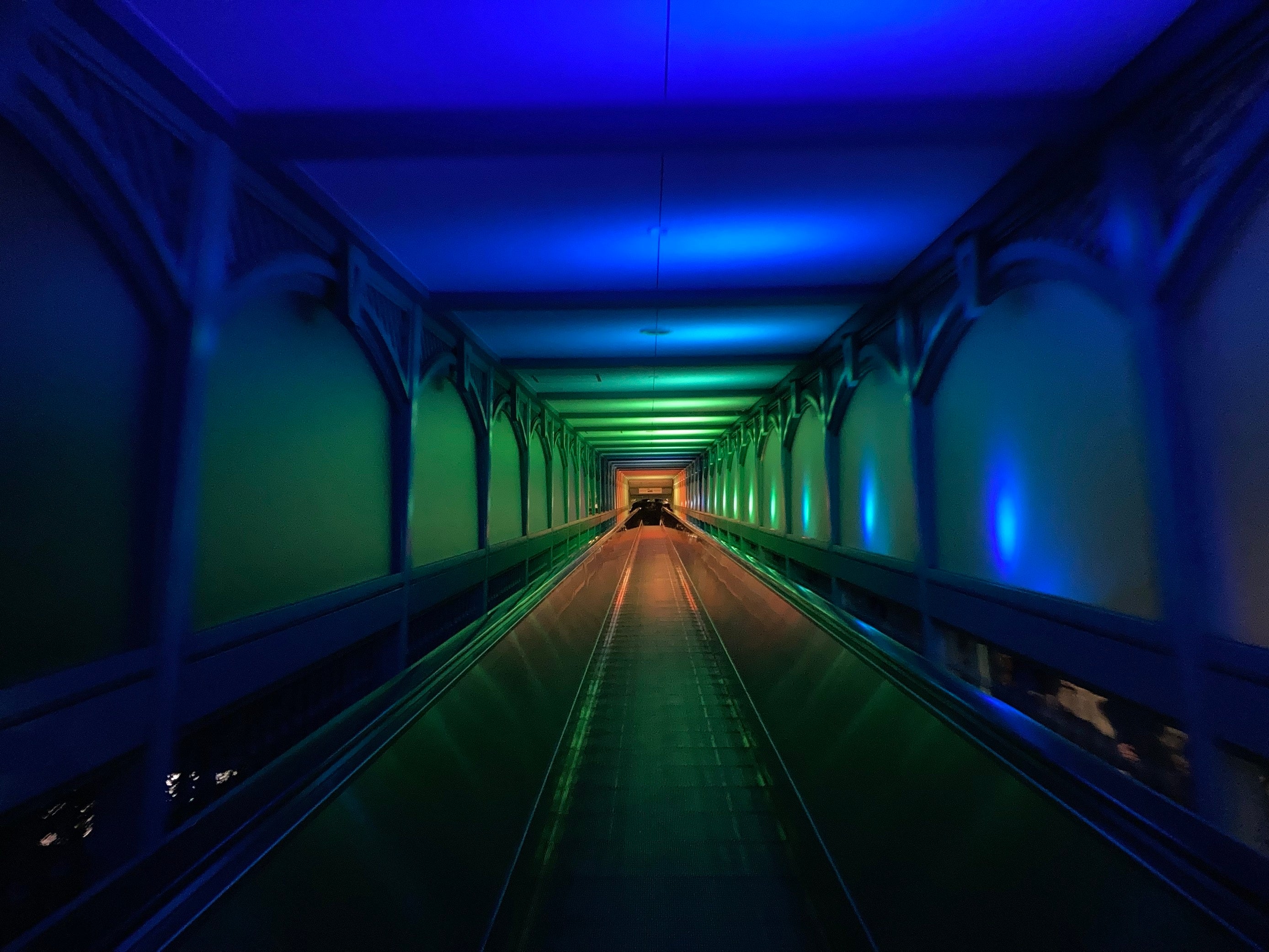 【動く歩道の照明演出】