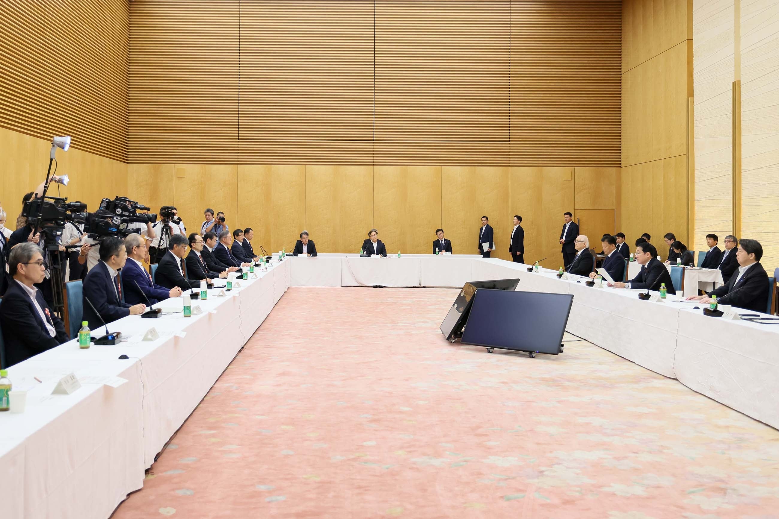 ジョブ型人事推進会議の様子（右中央：岸田総理、左奥から2番目：樋口CEO）