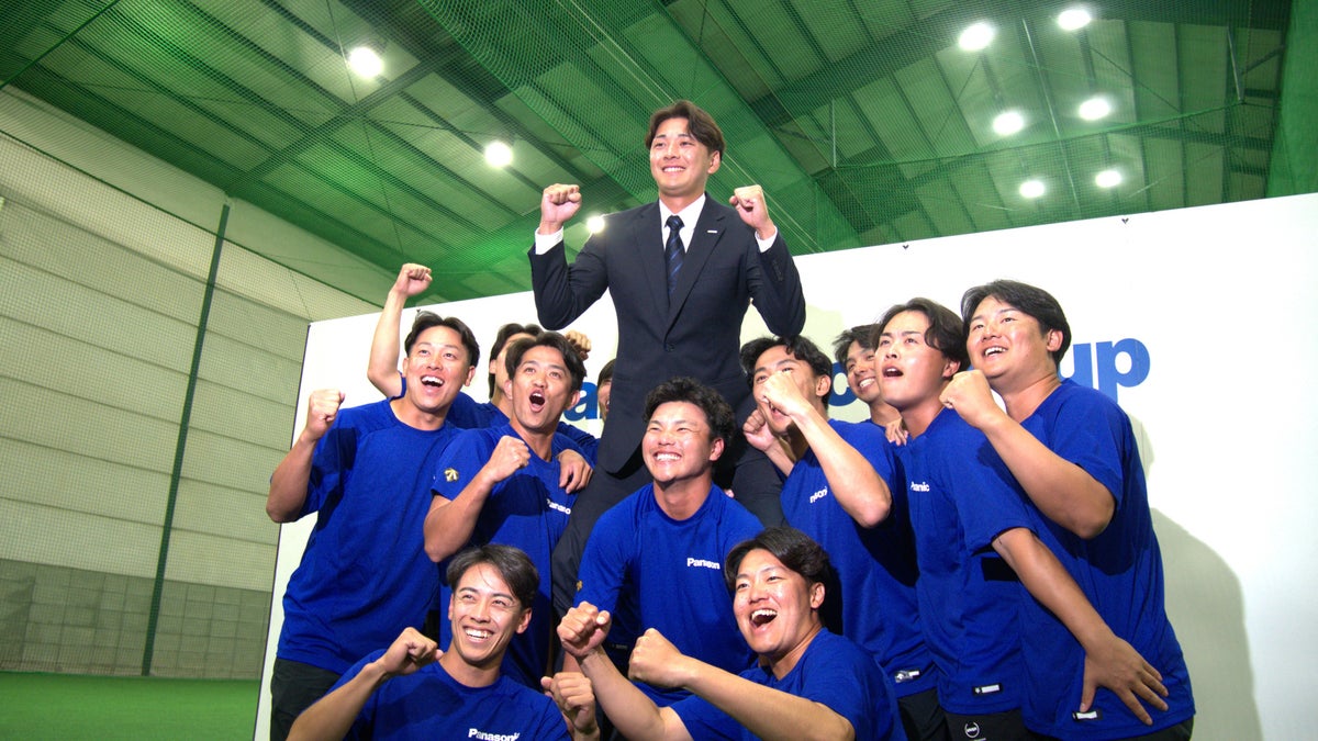 チームの仲間とガッツポーズをする柿本選手