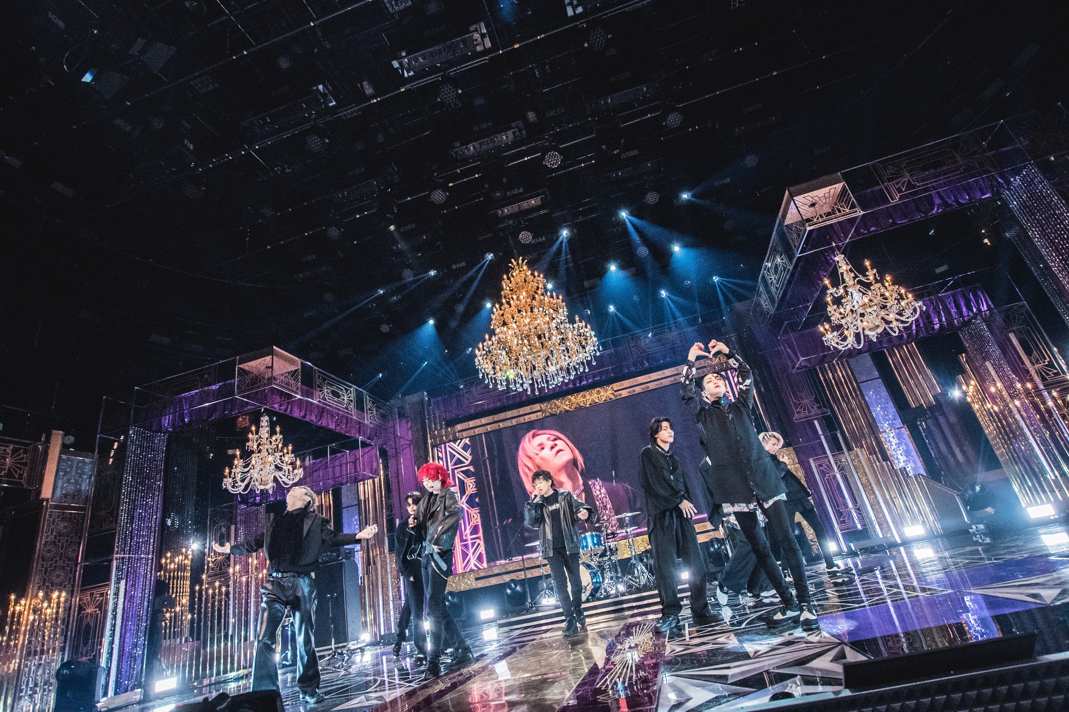 YOSHIKIピアノ演奏の『スペシャル映像』と生パフォーマンスの融合