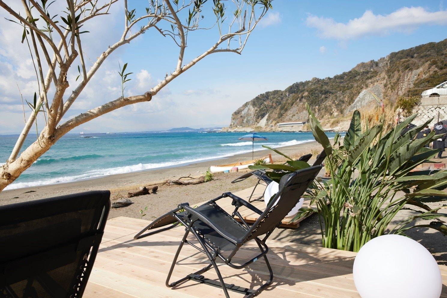 波の音に心癒される外気浴スペース