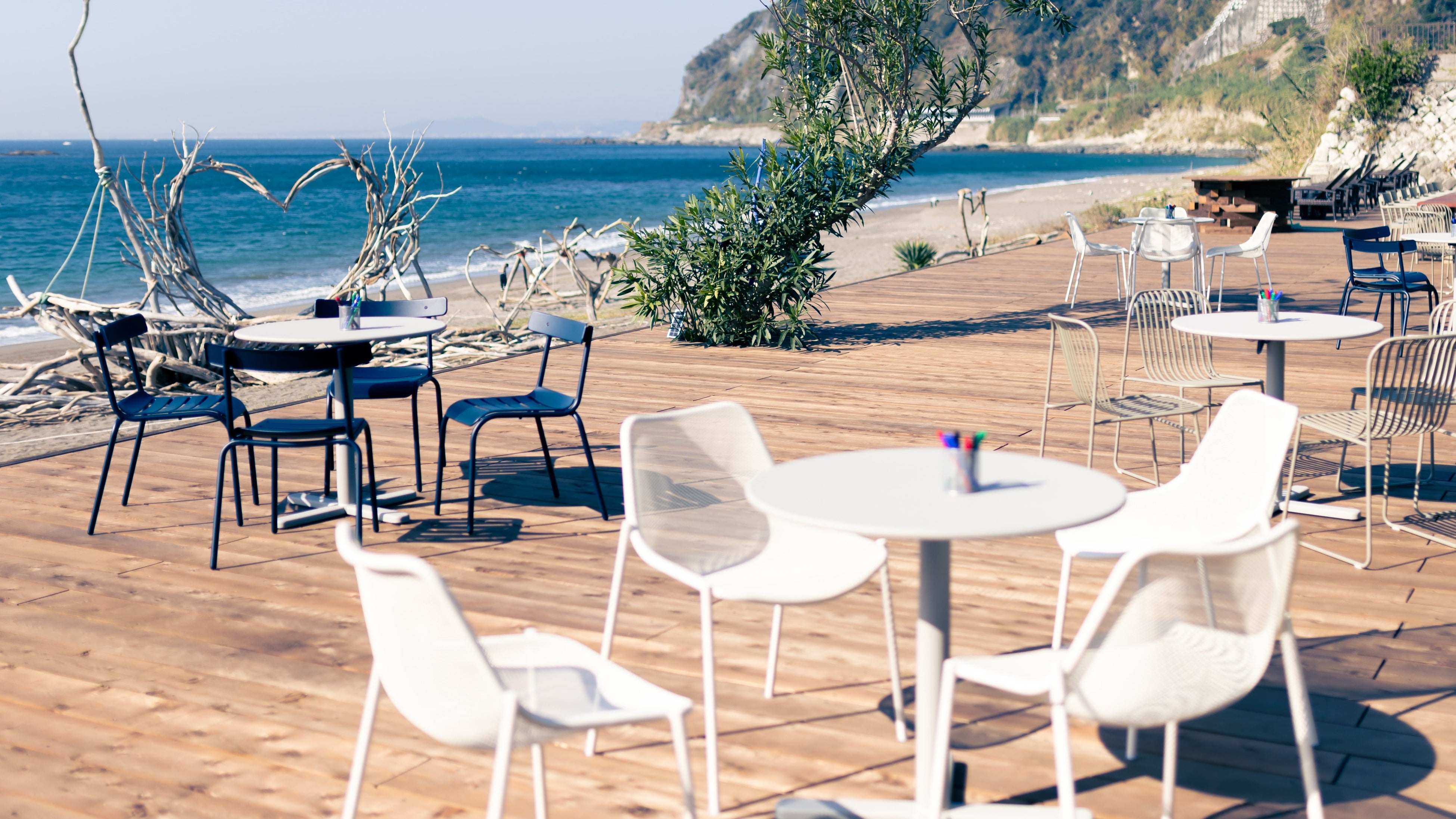 ゆったりと過ごせるよう整備されたビーチデッキ