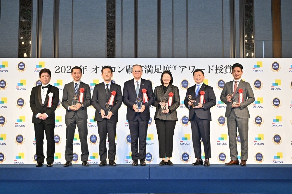 当社代表と保険カテゴリ受賞企業 登壇写真