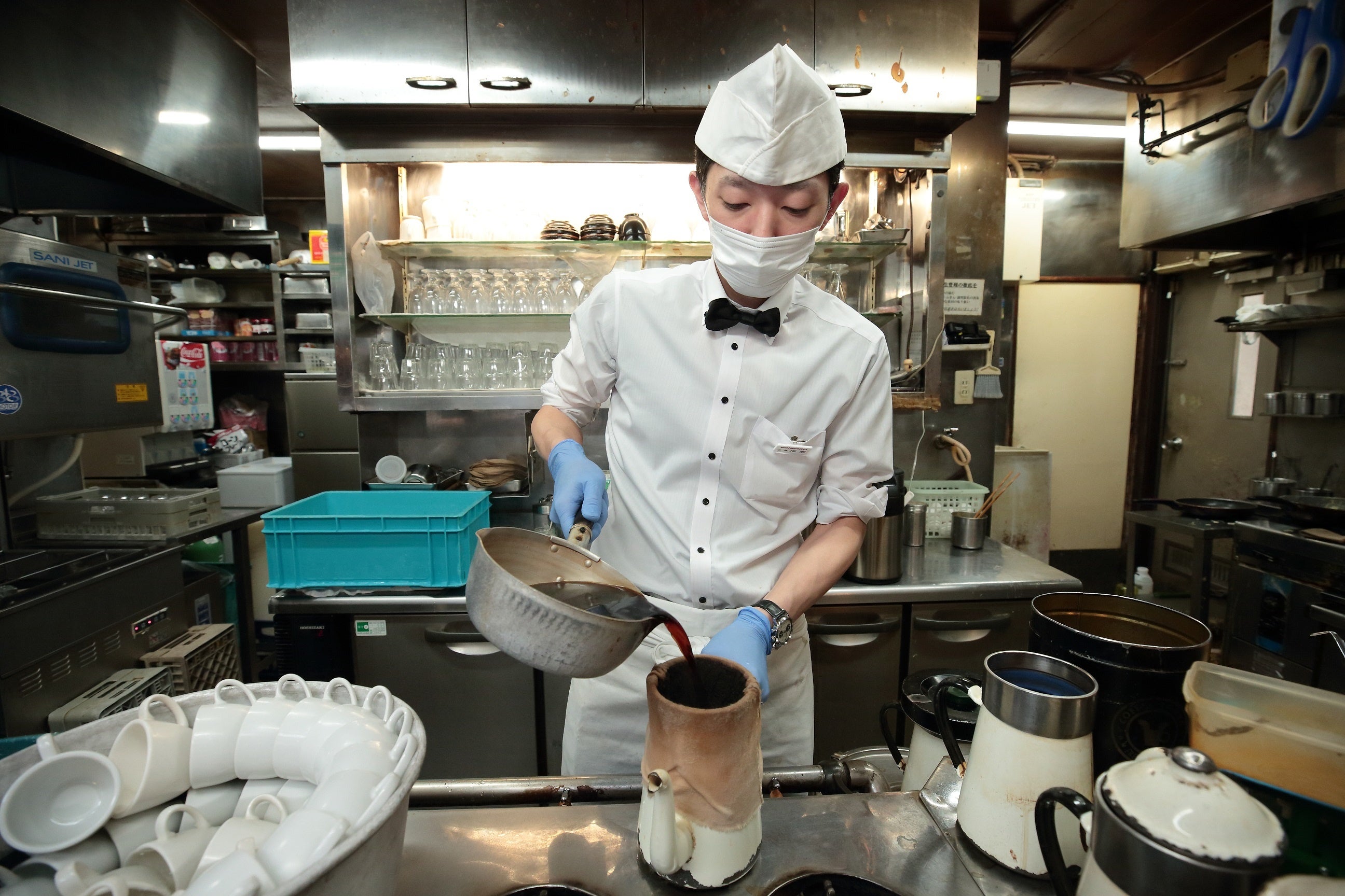 コンパルのコーヒー。独自の二段階ドリップ方法の様子