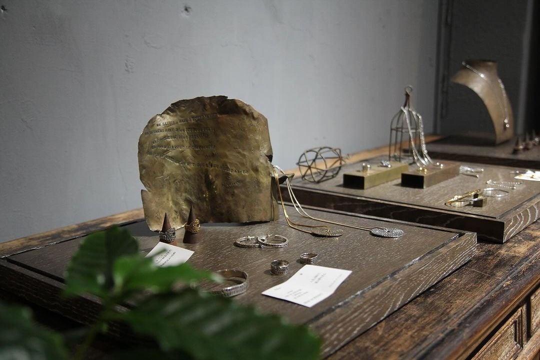 パリのジュエリーブランド「セルジュ・トラヴァル」のアイテムを豊富に展開。