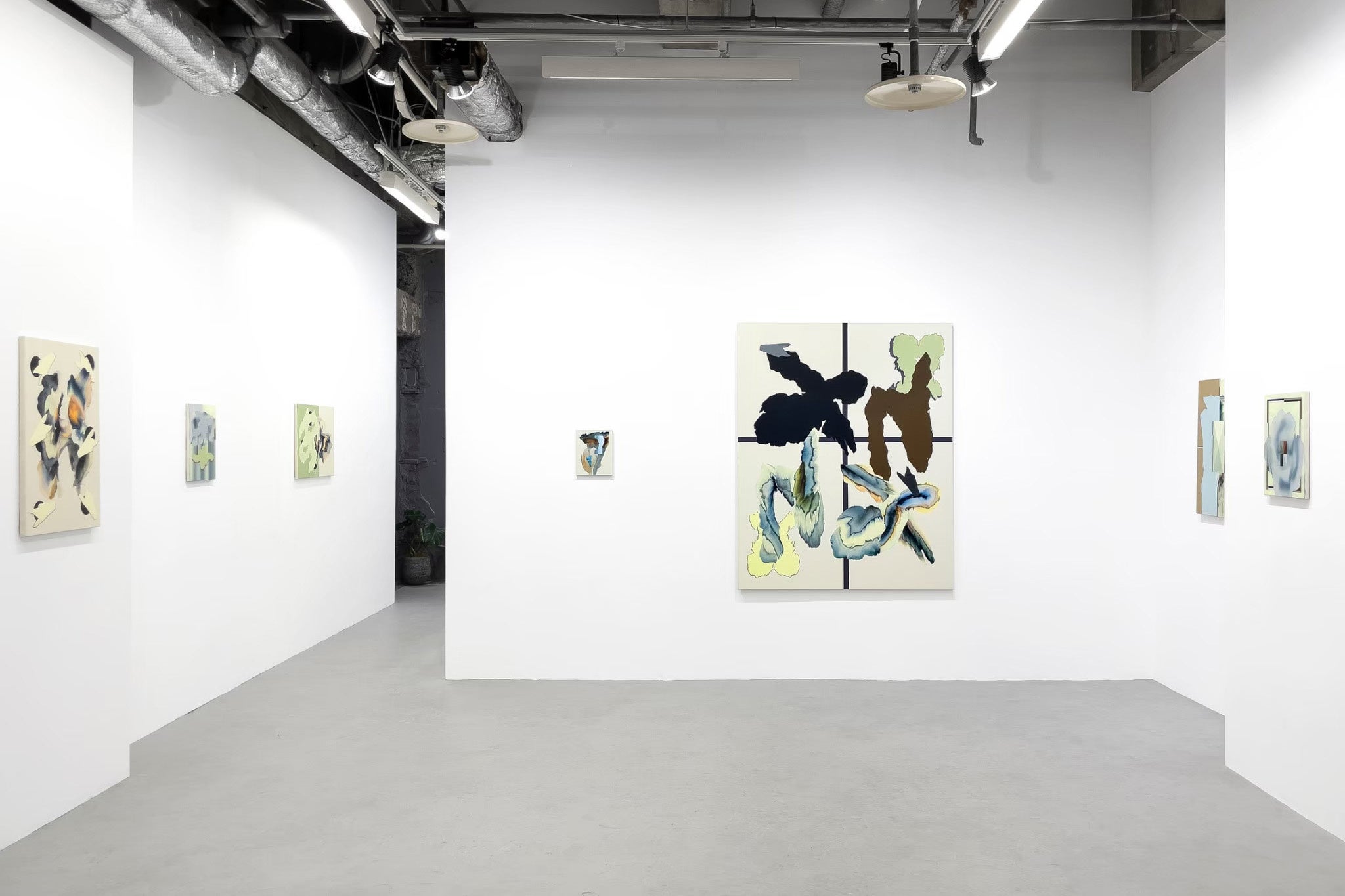 併設するアザワイズギャラリーにて開催した内田涼個展「ウィンド・ウィンドウ」（会期 2024年4月26日～6月1日)。