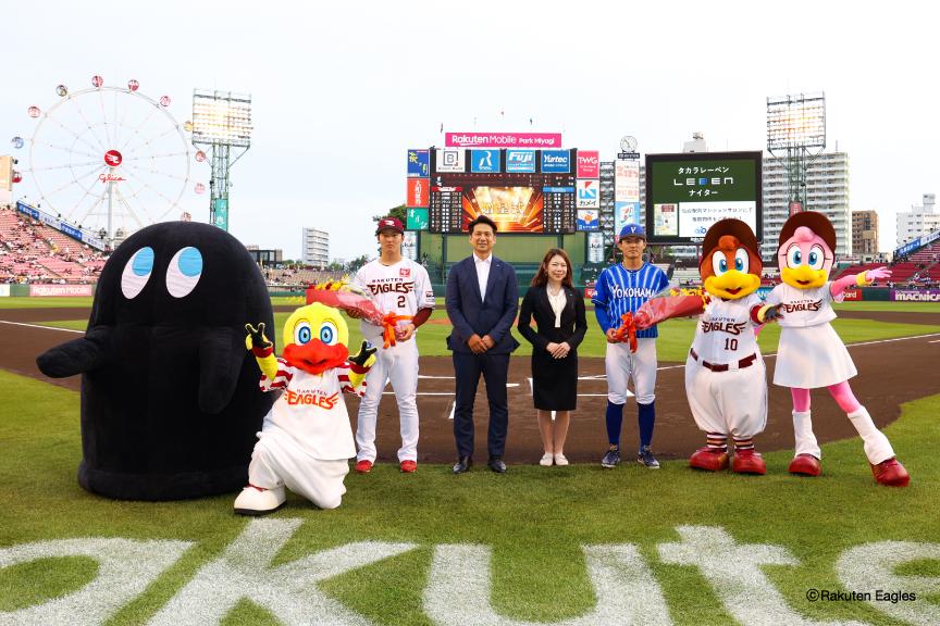 両チームへの花束贈呈