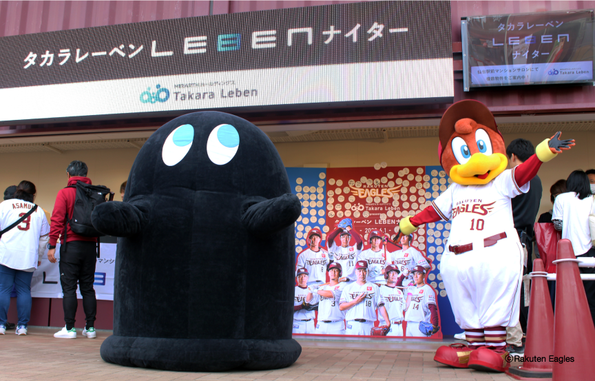 球団公式マスコット「クラッチ」（右）と当社公式キャラクター「れ～べ～」（左）