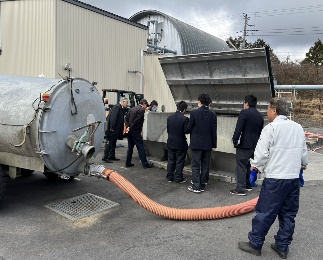 牛ふん受入れの様子