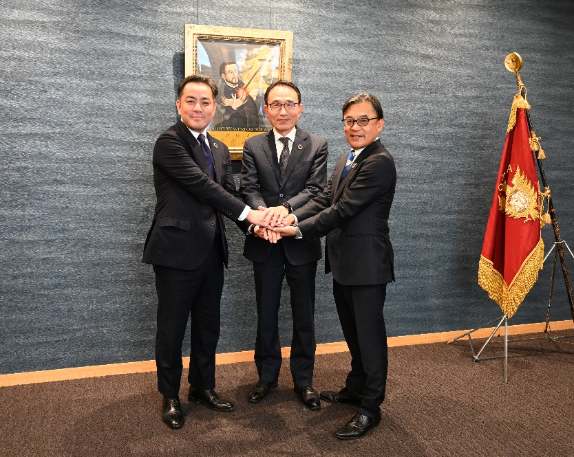 （写真左から）三井物産　カーボンソリューション事業部長　服部 浩介様・上智学院　総務担当理事　大塚 寿郎様・レーベンクリーンエナジー　代表取締役　谷口 健太郎