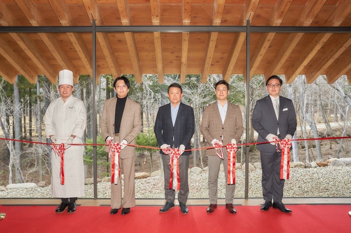 写真左から:千葉総料理長、建築家 石上先生、当社島田社長、岩本取締役、永山総支配人