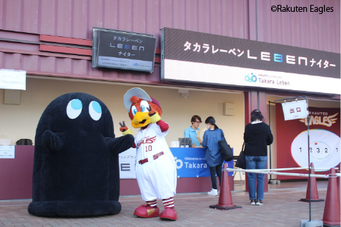 球団公式マスコット「クラッチ」（右）と当社公式キャラクター「れ～べ～」（左）