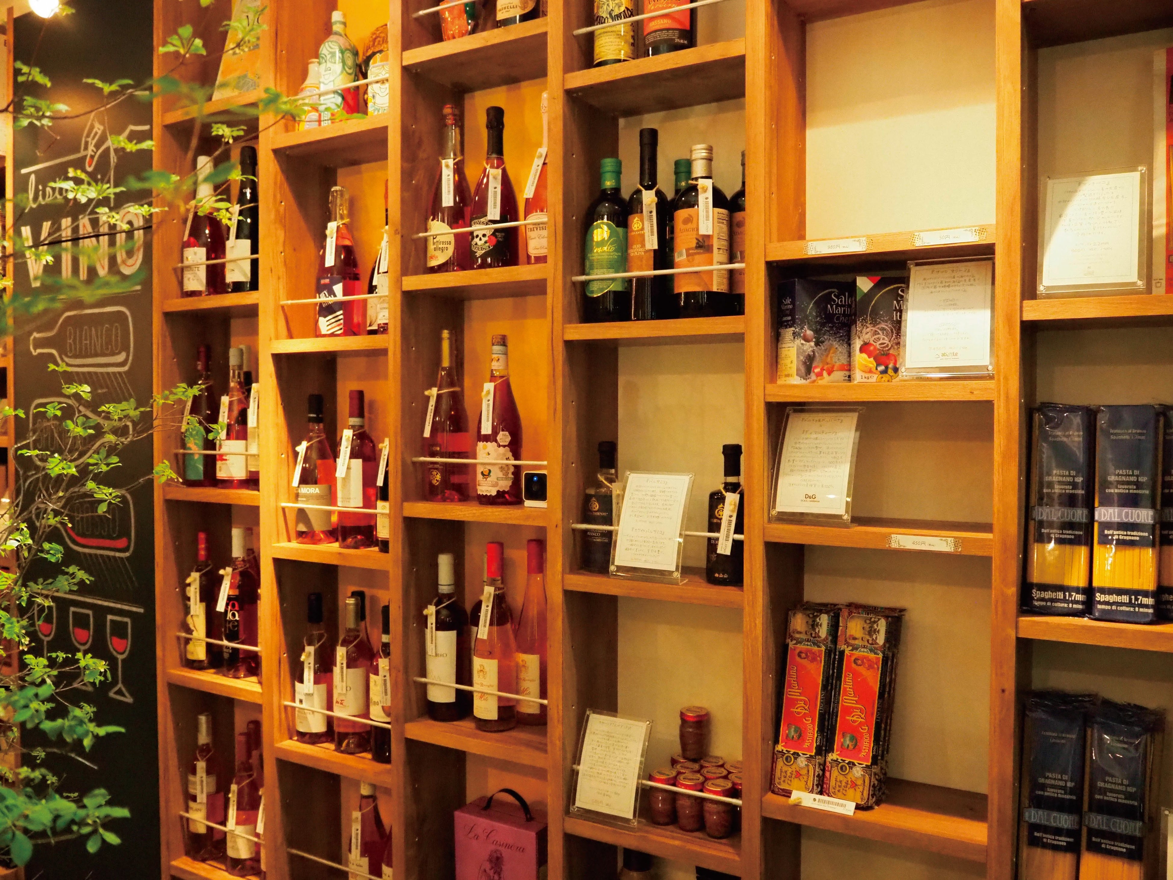 小型で設置しやすい、左手から3列目、上から2段目にソラカメを設置