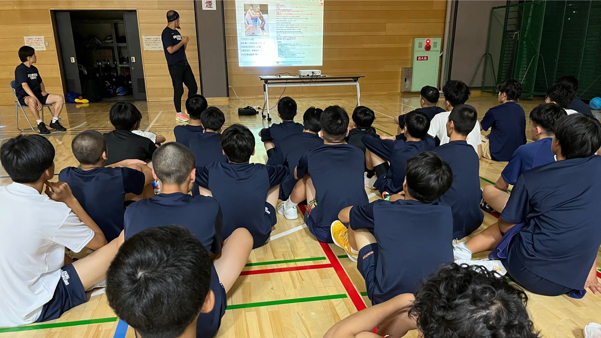 出発前にアメリカ文化に関する独自の事前セミナー「アメリカを知れ」の実施やレポート作成、「英語でバスケ」の練習メニュー等を実施しました。