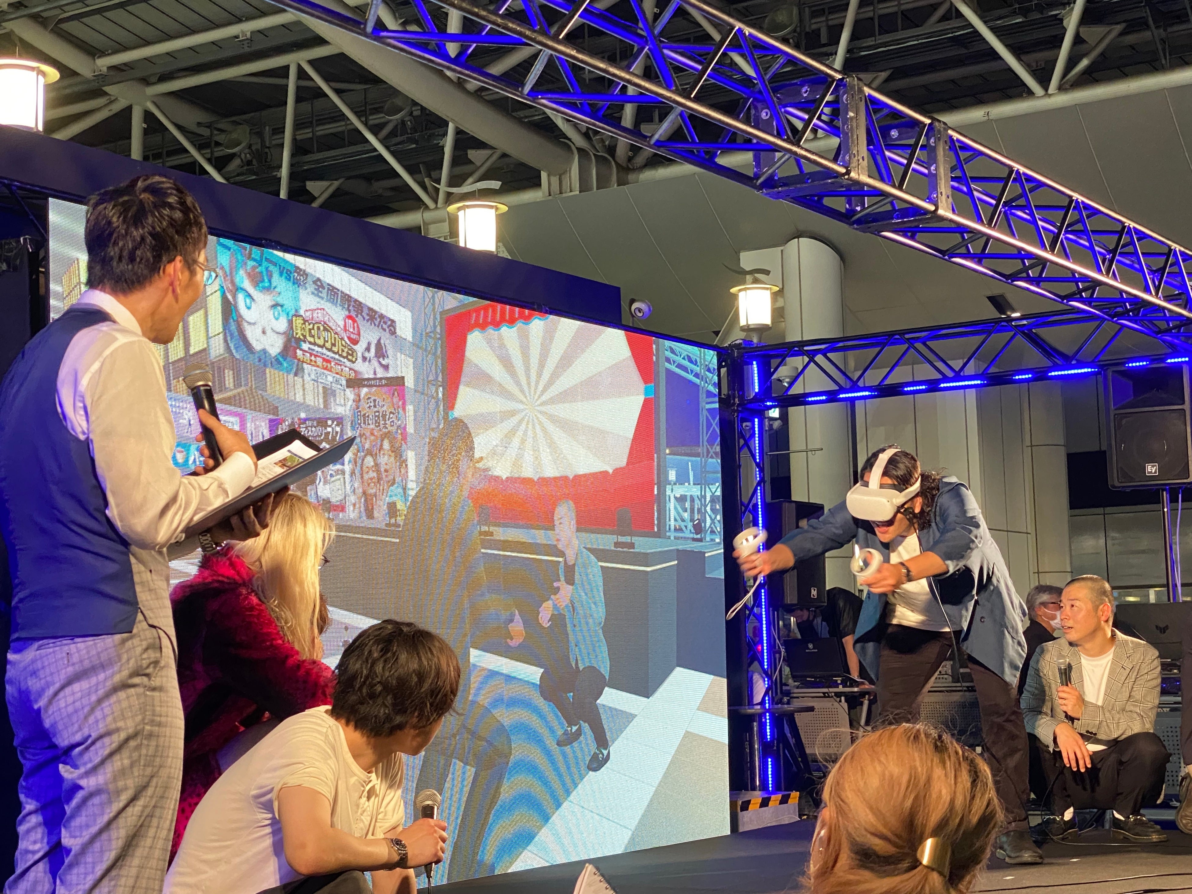 ▲バーチャル大阪駅で自身のアバターを操作する 見取り図 盛山さん