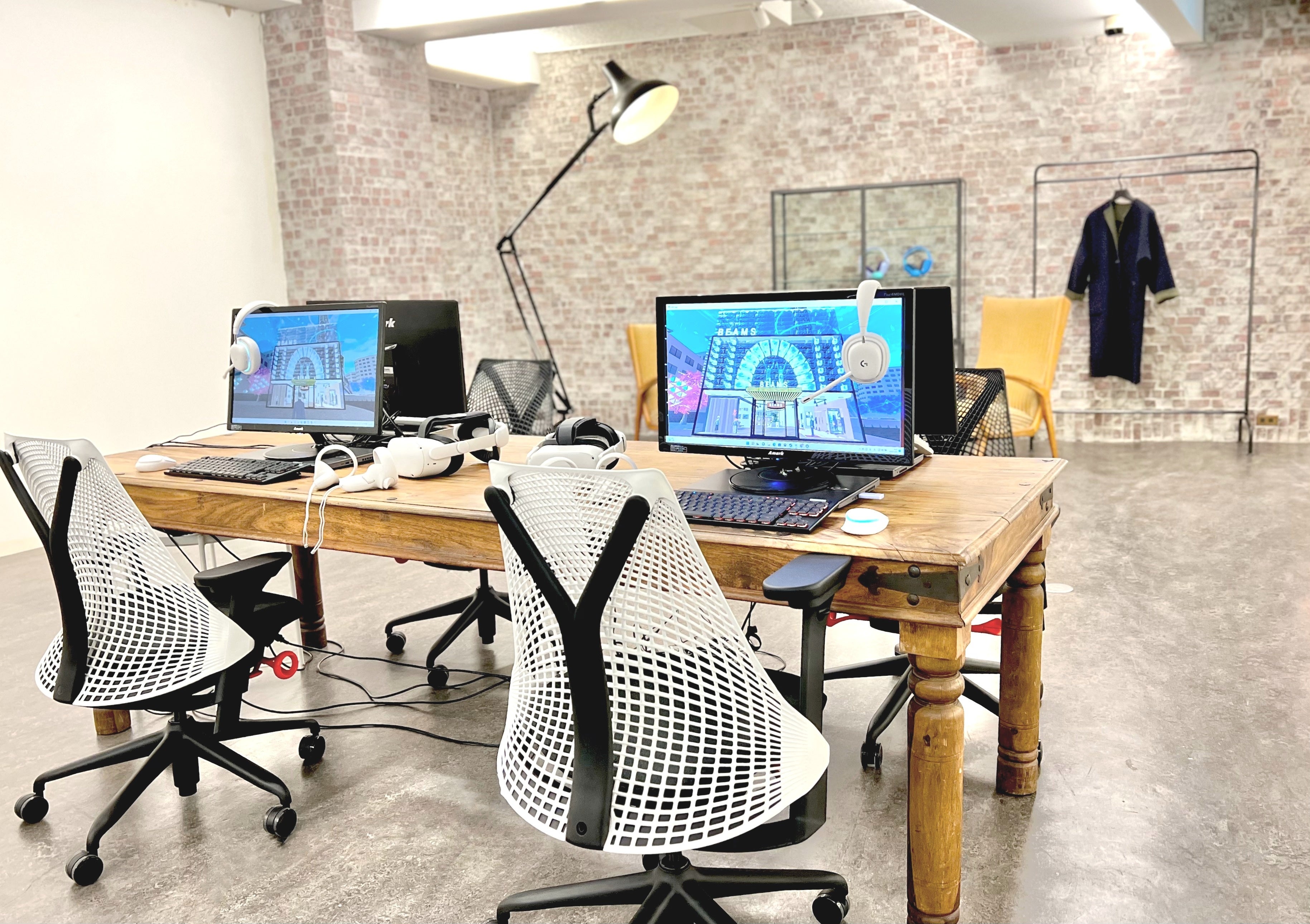 Herman MillerのチェアやLogicool Gのギアで仕上げたゲーミングライフスタイル空間をお客様にも開放したVR体験会場