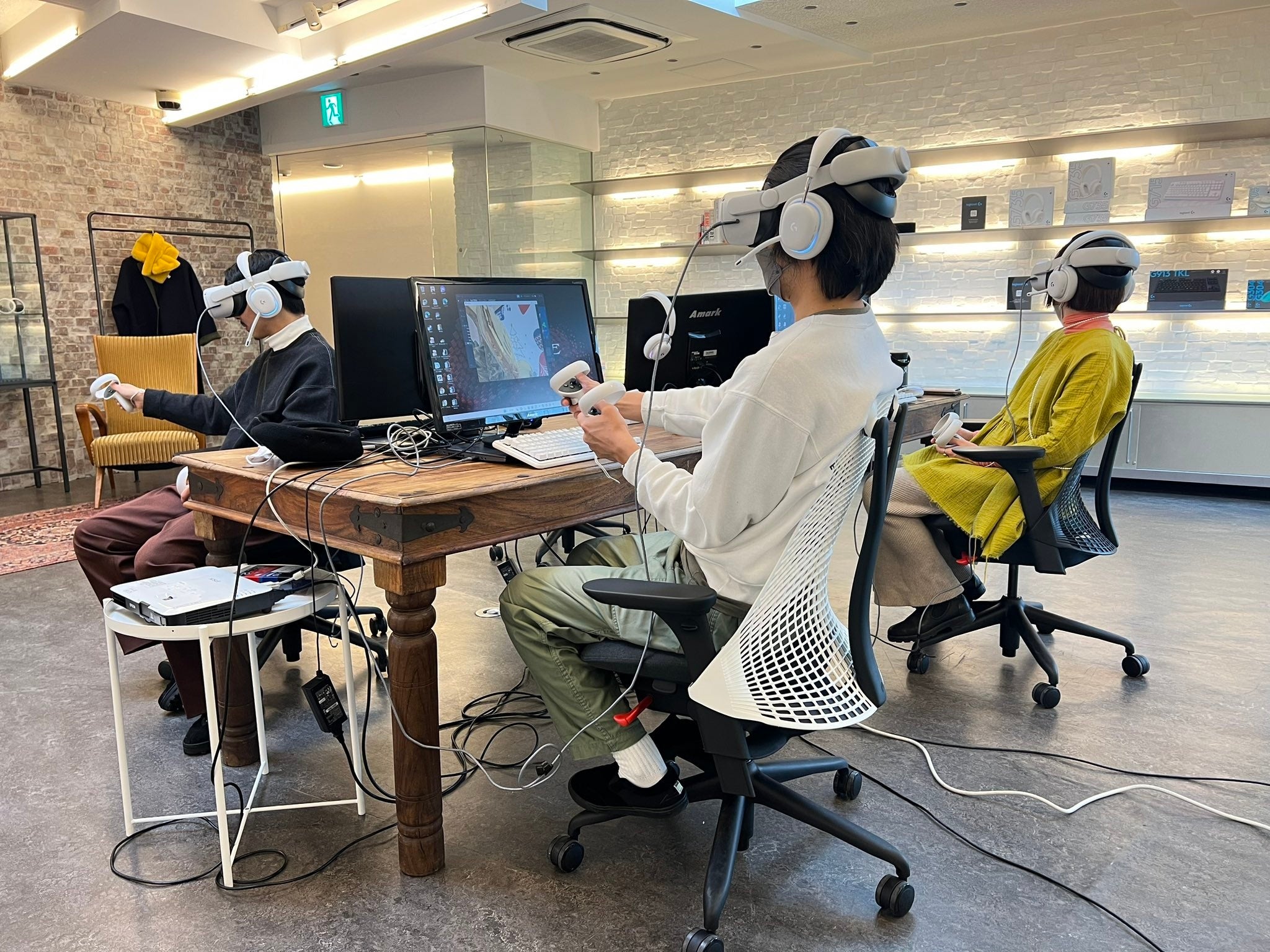 BEAMS HARAJUKU（東京都渋谷区）の店内にバーチャル接客拠点を設け、社員約40名が交代でバーチャル接客を実施