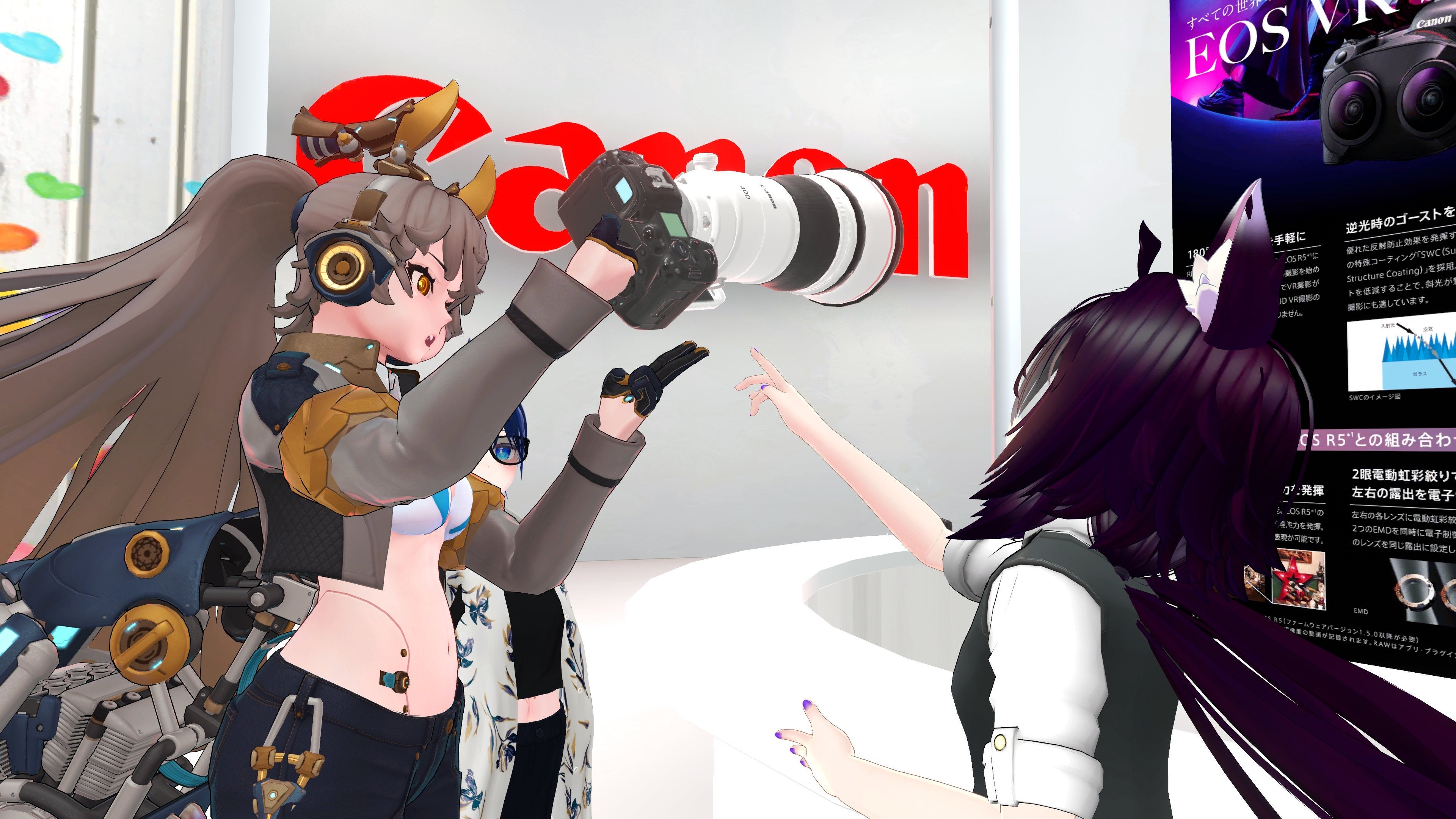 精巧に再現されたカメラとレンズを手に取って見ている来場者の様子