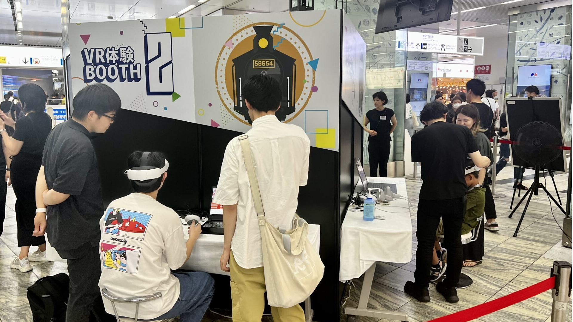 JR博多駅で実施されたVR体験の様子