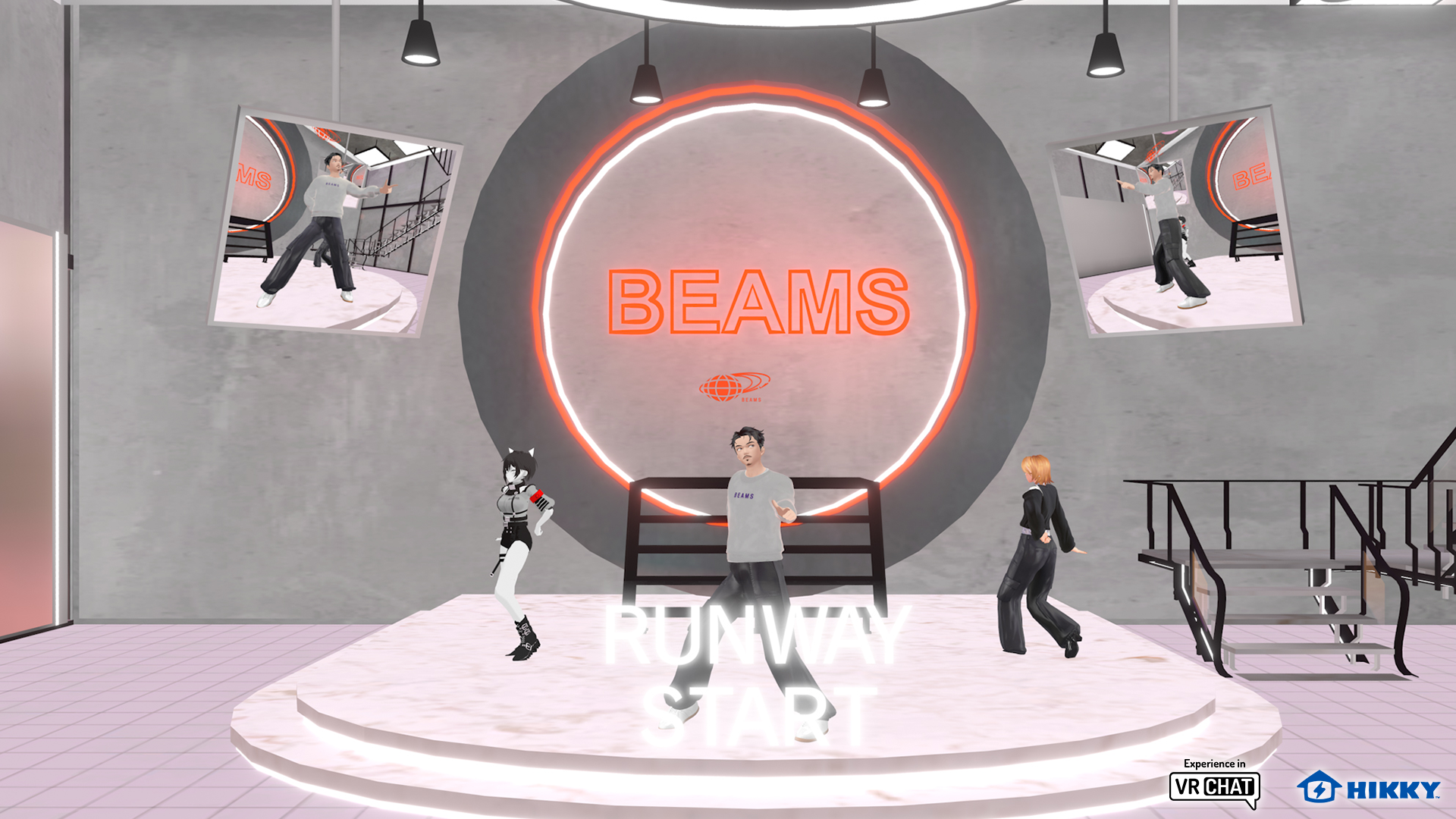 店内1階中央のランウェイ。スタートボタンを押すと自分のアバターが自動でランウェイを歩く姿が見られ、 複数人で異なる衣装を試着して一緒に楽しめる。会期中にはランウェイイベントの開催も。