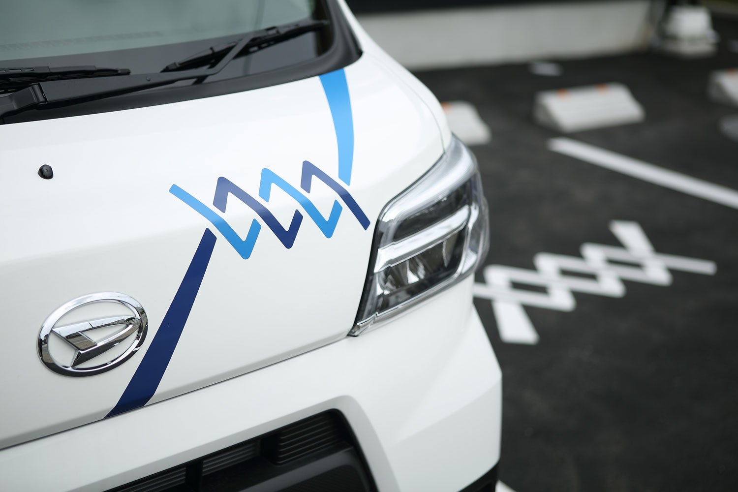 社用車から駐車場のマークに至るまでデザイン