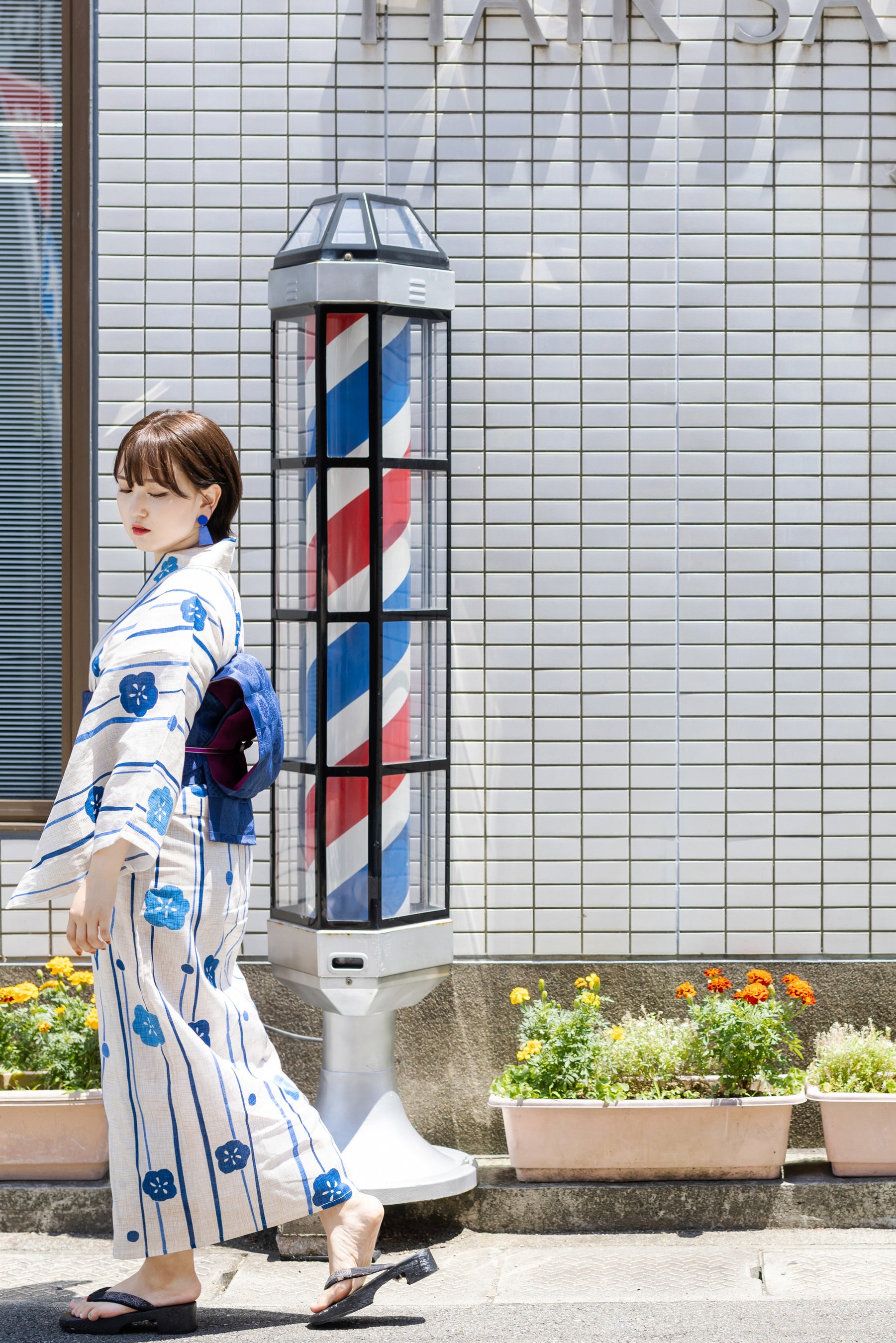 白×ブルーは爽やかさMAX無敵スタイル。ストライプが華奢見せ願望も叶えます。花火大会などの夜にも映える白地は人気。